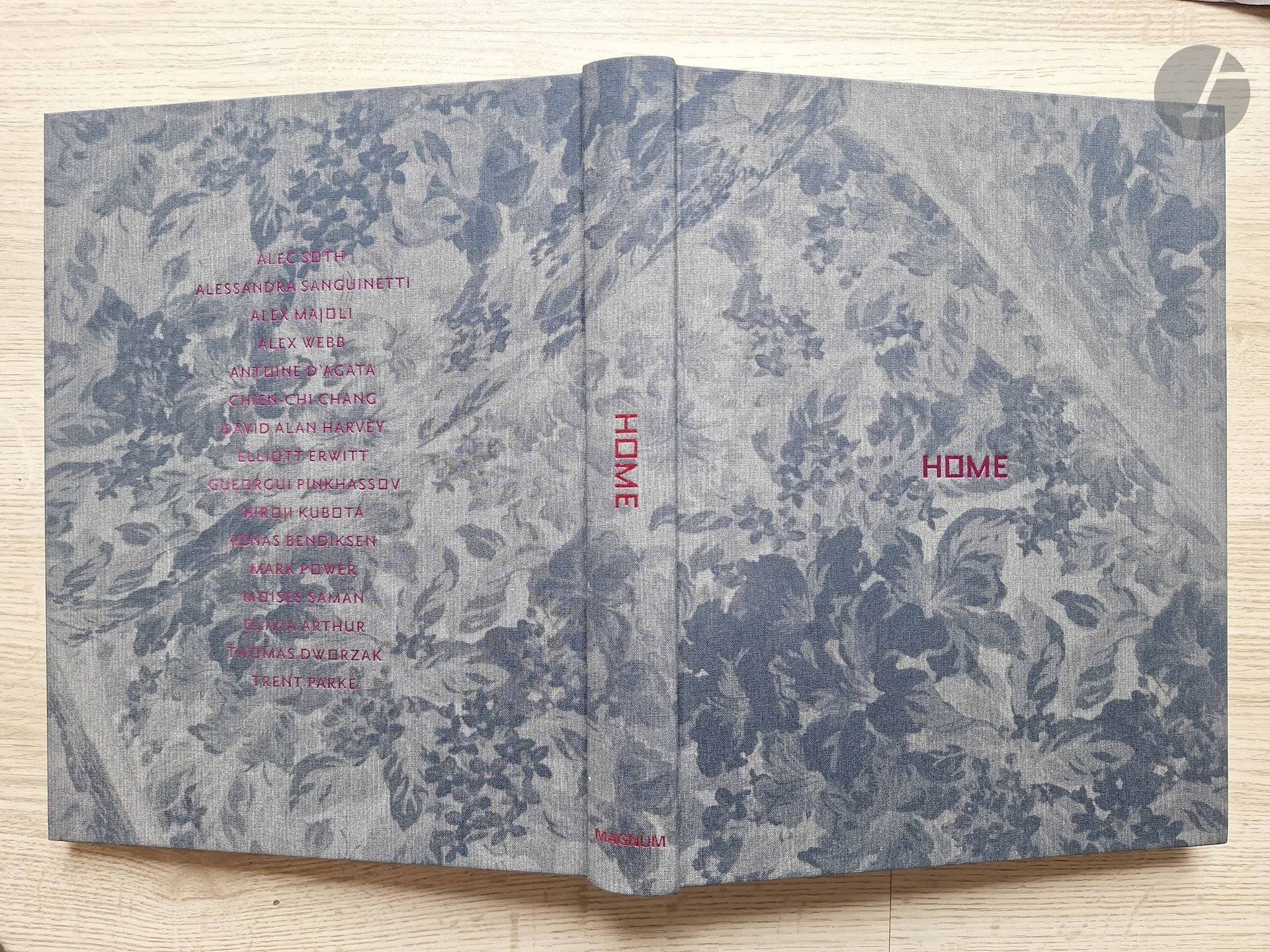 MAGNUM [signé par 10 photographes de Magnum]
Home.
Fujifilms et Magnum Photos, 2018.
In-4 (28 x 22 cm). Édition originale, signée par Alec Soth, Thomas Dworzak, Antoine d'Agata, Jonas Bendiksen, Gueorgui Pinkhassov, Alex Webb, Chien-Chi Chang, Moises Saman, Olivia Arthur et Alex Majoli.
280 pages. Photographies de Alex Webb, Trent Parke, Alex Majoli, Gueorgui Pinkhassov, Antoine d'Agata, Olivia Arthur, Jonas Bendiksen, Chien-Chi Chang, Elliott Erwitt, Alec Soth, Moises Saman, Alessandra Sanguinetti, Mark Power, Thomas Dworzak, David Alan Harvey, Hiroji Kubota.
Cartonnage illustré de l'éditeur.