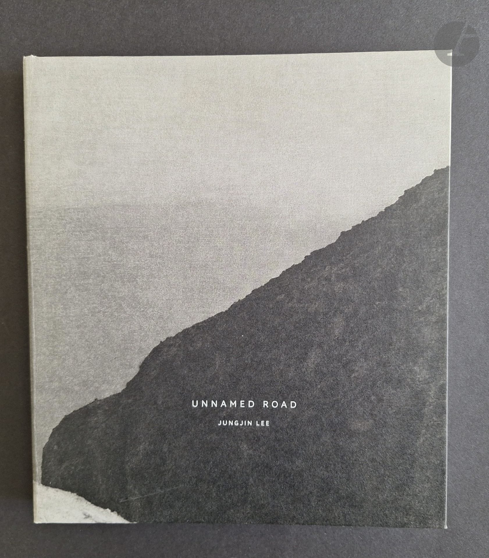 JUNGJIN LEE
Unnamed Road.
Mack, 2014.
Illustrated hardcover, 23 x 20 cm, containing a large, long leporello of panoramic photographs.