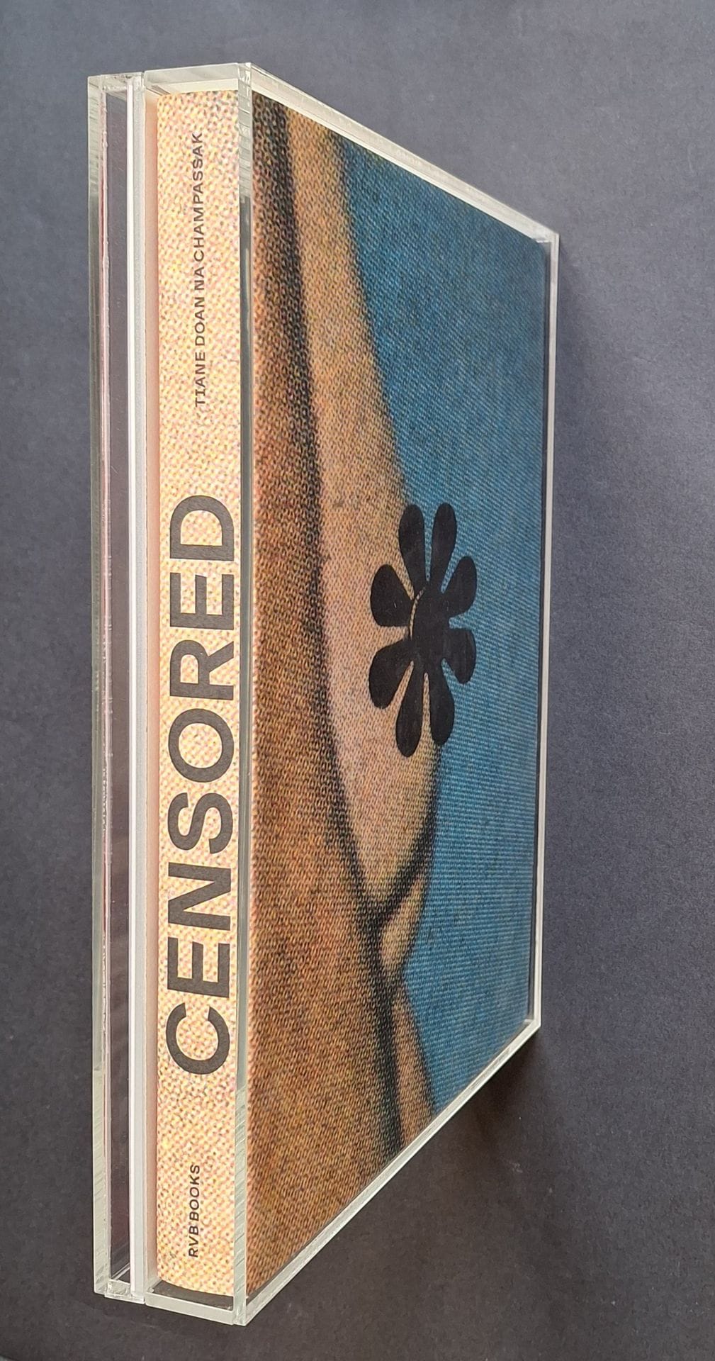 CHAMPASSAK, TIANE DOAN NA (1973) [avec tirage]
Censored. Limited Edition.
RVB Books, 2017.
In-4 (33 x 24 cm). Édition originale. 280 pp. 4170 photographies. Un des 50 exemplaires de tête, tous uniques et différents, composé d'un tirage pigmentaire sur papier japon Awagami (20 x 29,5 cm), monté sur carton sans acide de couleur (signé au dos par l'artiste), dans un fourreau en plexiglass, accompagné du livre signé. 

Depuis une dizaine d'année, Tiane Doan na Champassak collectionne au gré de ses voyages en Asie les magazines érotiques thaïlandais datant des années 60 et 70. La nudité dans ces magazines étant interdite à l'époque, les photographies étaient censurées avec soin et créativité. L'artiste a utilisé sa collection de plus de 4000 détails de photographies publiées dans ces magazines pour réaliser le livre Censored...