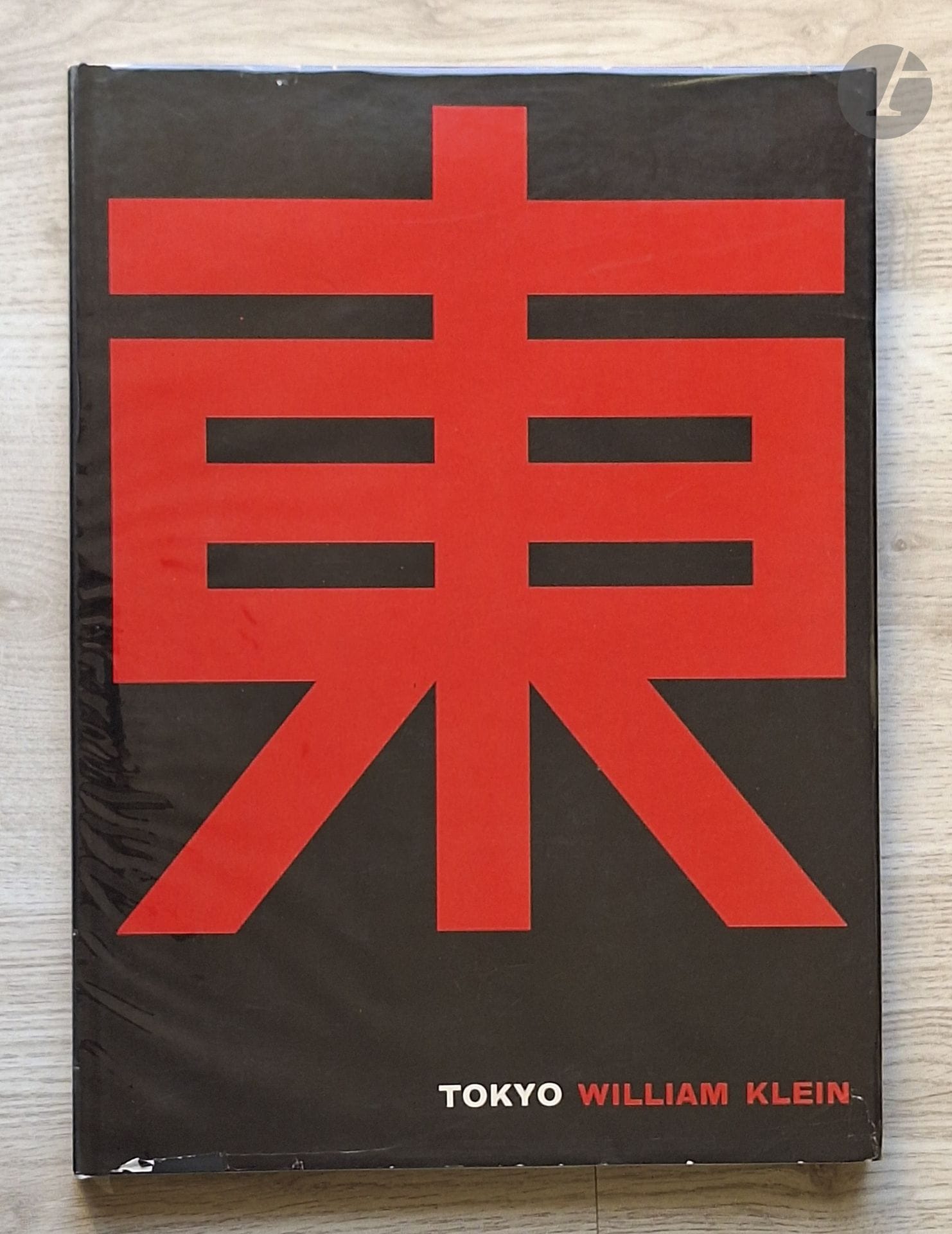 KLEIN, WILLIAM (1926-2022)
Tokyo.
Crown Publishers, New York, 1964.
In-4 (35,5 x 26 cm). Édition originale américaine. 184 pages. Préface, en anglais, de Maurice Pinguet. Cartonnage d'éditeur sous jaquette illustrée. (A noter, un nom inscrit au stylo en page de garde).