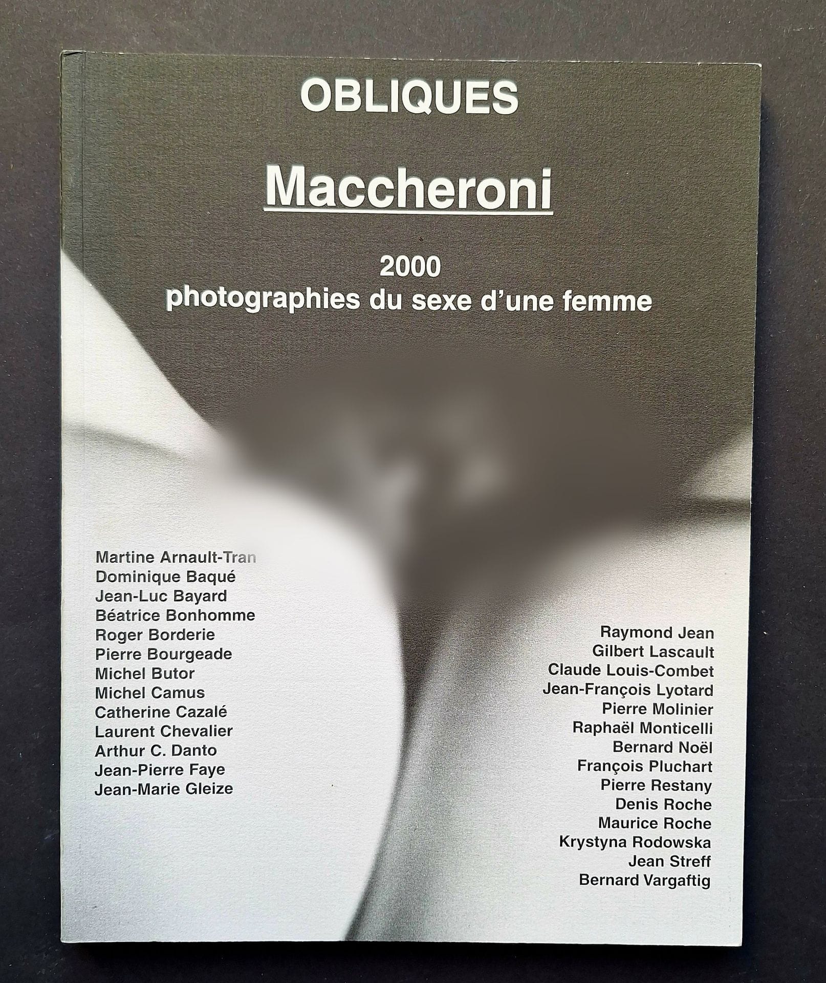 MACCHERONI, HENRI (1932-2016) [signé] 
2000 photographies du sexe d'une femme. 
Obliques, Le Magasin universel, Nyons, 2000. 
In-4 (27 x 21 cm). Édition brochée. Un des 43 exemplaires de tête, sur grand papier, marqué HC et signé par Henri Maccheroni. 128 pp. 34 photographies in-texte et 61 photographies pleine page reproduites en noir et blanc. Couverture souple illustrée. Parfait état.