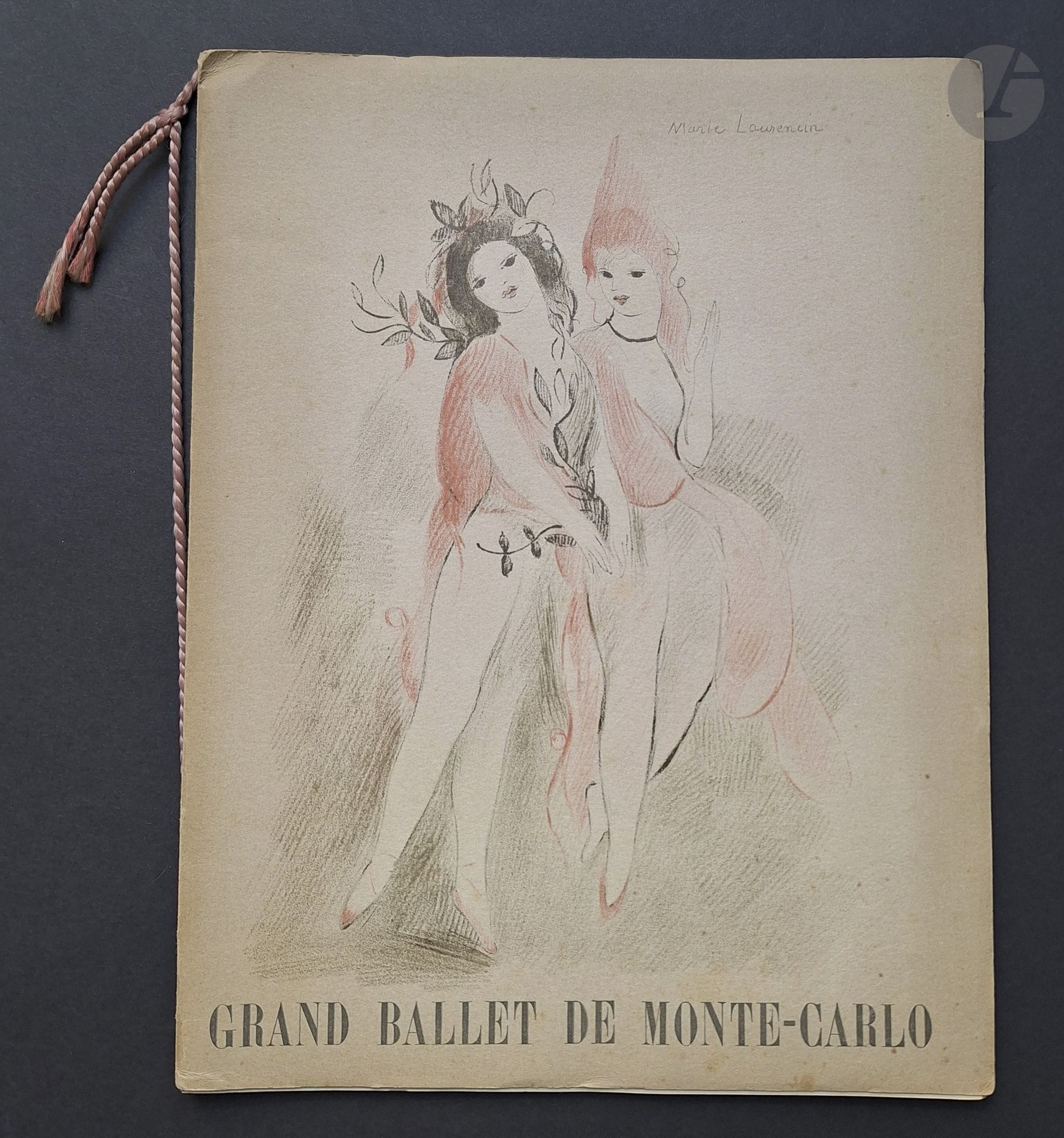 LIDO, SERGE (1906-1984)
Grand Ballet de Monte-Carlo.
Compagnie du Marquis de Cuevas.
Saison 1949-1950.
Mercure P Editeur, 1949.
In-4 (32 x 25 cm). Édition originale de luxe, tirée à 100 exemplaires numérotés (n°23/100). Couverture de Marie Laurencin. Texte de Colette. Photographies en héliogravure de Serge Lido. Direction artistique de Irène Lidova. Ouvrage avec ficelle rose.
