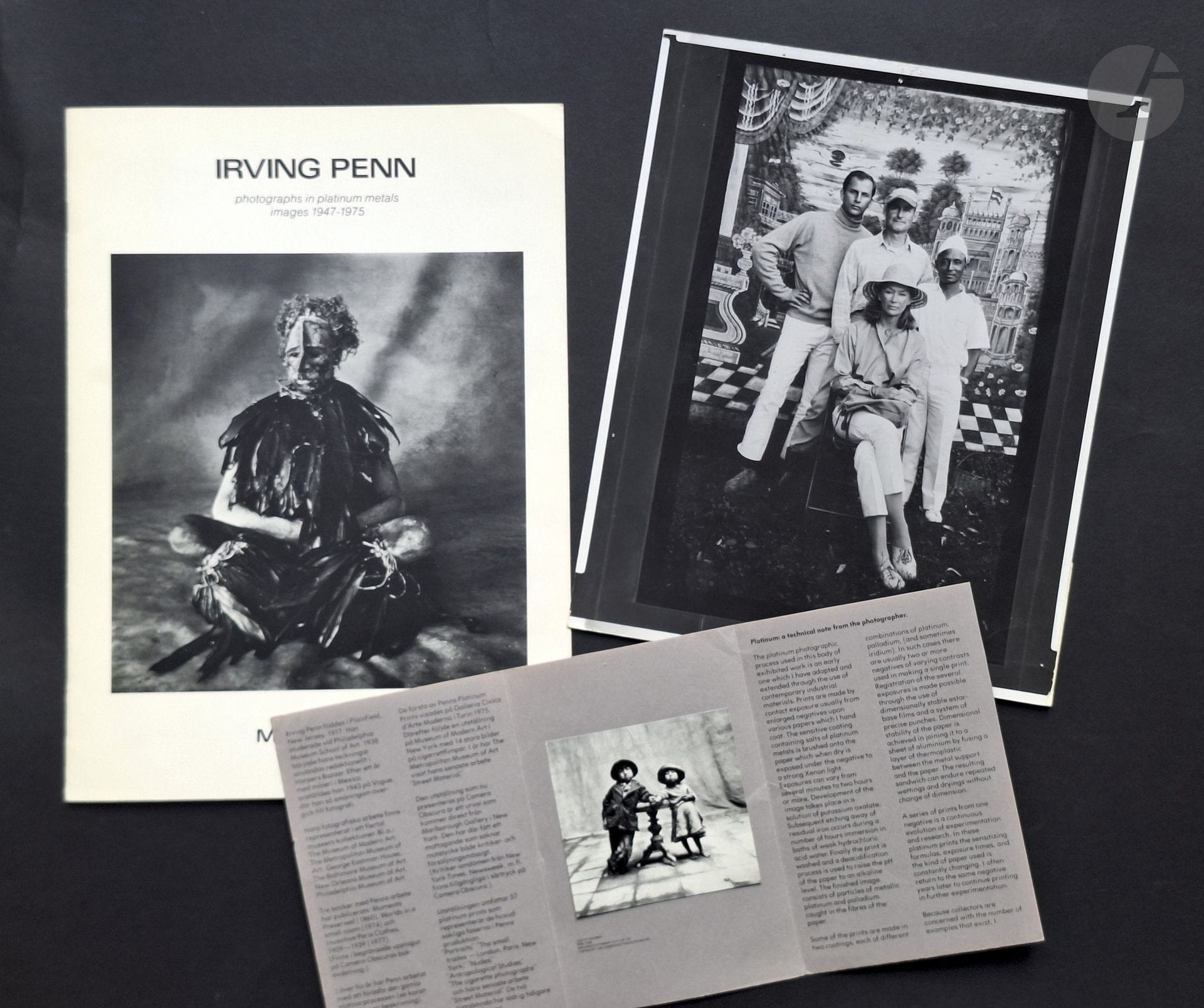 PENN, IRVING (1917-2009)
Photographs in platinum metals images 1947-1975.
Marlborough, London, 1981.
In-4 (29 x 21 cm). Catalogue d'exposition, agrafé. Édition originale. 16 pages. 12 photographies. Texte de Robert Hugues. Exemplaire enrichi d'un petit catalogue de 6 pages (avec une photographie reproduite) en 1977 à Stockholm. Un tirage ancien 25 x 20 cm, avec traces de punaises et manipulation (Irving Penn ?, Lisa Fonssagrives ?) est glissé dans le catalogue.