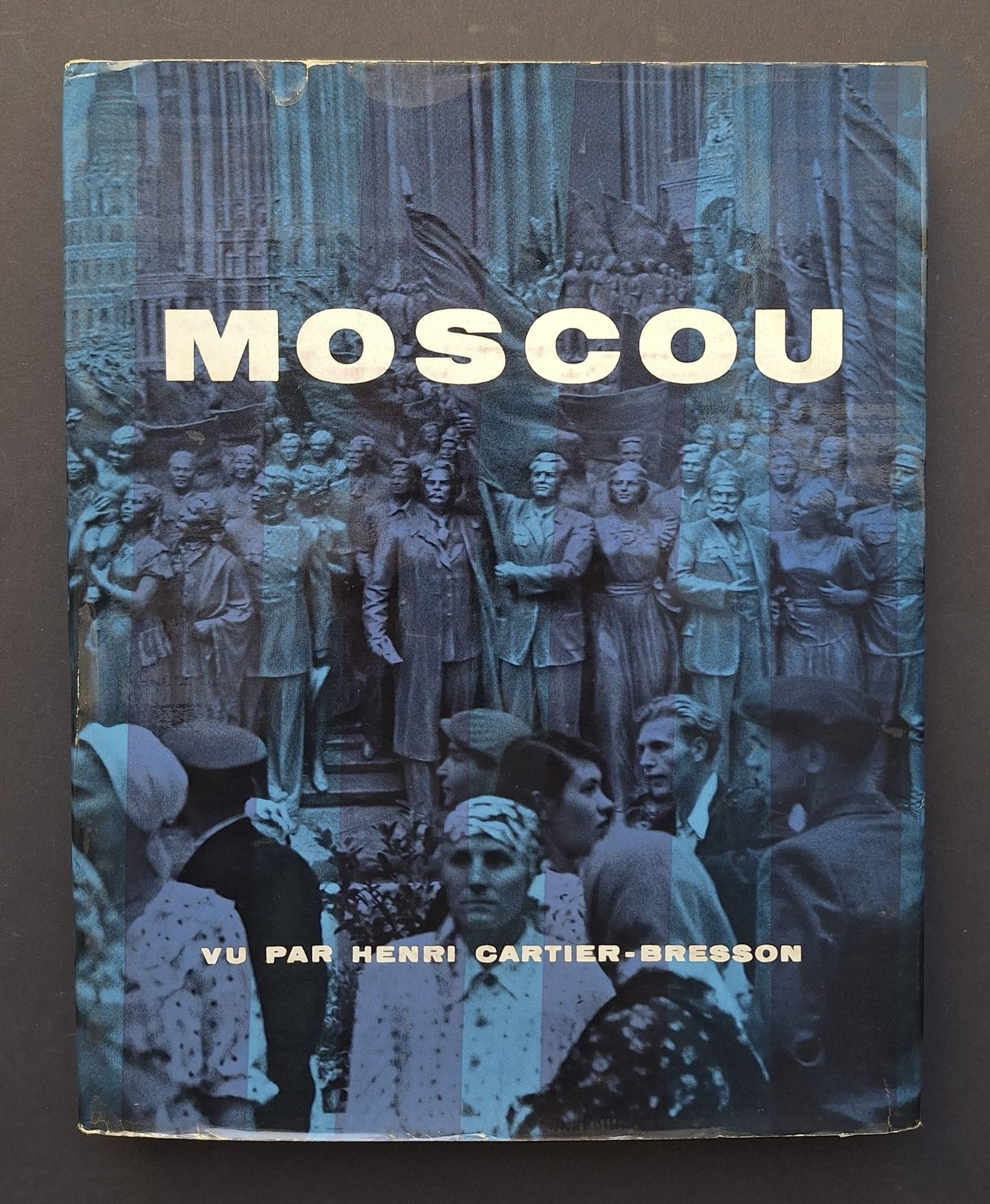 CARTIER-BRESSON, HENRI (1908-2004)
Moscou, vu par Henri Cartier-Bresson.
Robert Delpire éditeur, Collection Neuf, 1955.
In-4 (28 x 22,5 cm). Édition originale. 163 photographies imprimées en héliogravure. Reliure tissée crème d'éditeur sous jaquette illustrée. Jaquette en bel état.