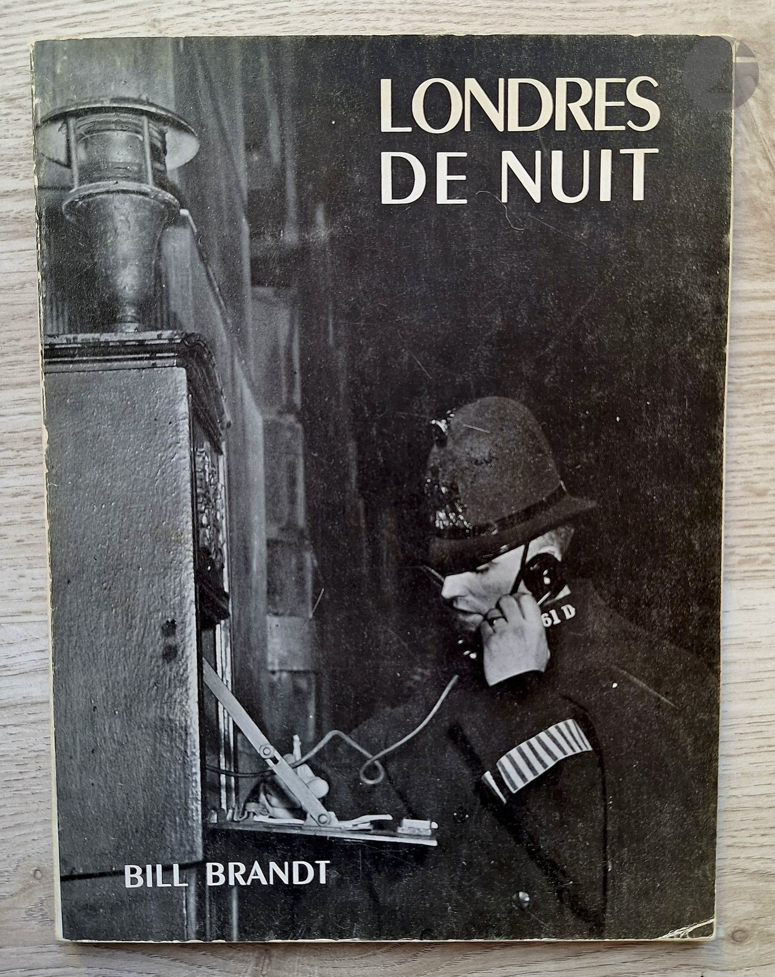 BRANDT, BILL (1904-1983)
Londres de nuit.
Soixante-quatre photographies de Bill Brandt.
Préface par André Lejard.
Arts et Métiers Graphiques, Paris, 1938.
In-8 (25 x 19 cm). Édition originale française, brochée. 64 photographies en noir et blanc imprimées en héliogravure. Couverture souple illustrée. Bel exemplaire.
Ref. Parr & Badger, I, p. 138.