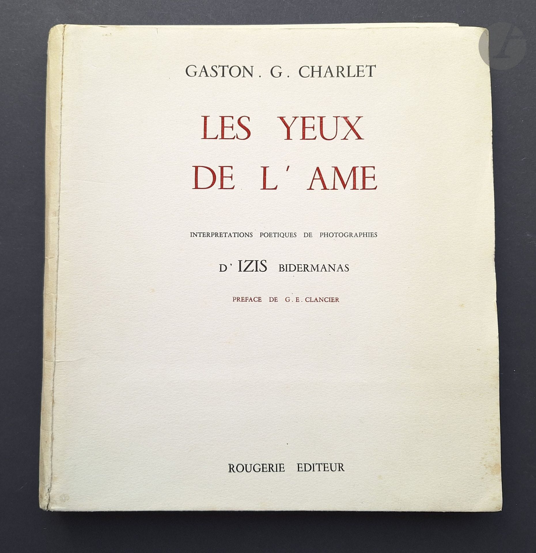 IZIS (Israëlis Bidermanas, dit) (1911-1980) 
CHARLET, GASTON
Les yeux de l'âme. Interprétations poétiques de photographies d'Izis Bidermanas.
Préface de G. E. Clancier.
Rougerie Éditeur, 1949.
In-8 (25 x 21,5 cm). Édition originale, tirée à 284 exemplaires sur papier Rembrandt avec 16 hors-textes d'Izis Bidermanas (ex. n° 192). En planches sous portefeuille titré. Bel état de ce fragile ouvrage. Le premier livre avec des photographies d'Izis, un an avant "Paris des Rêves".