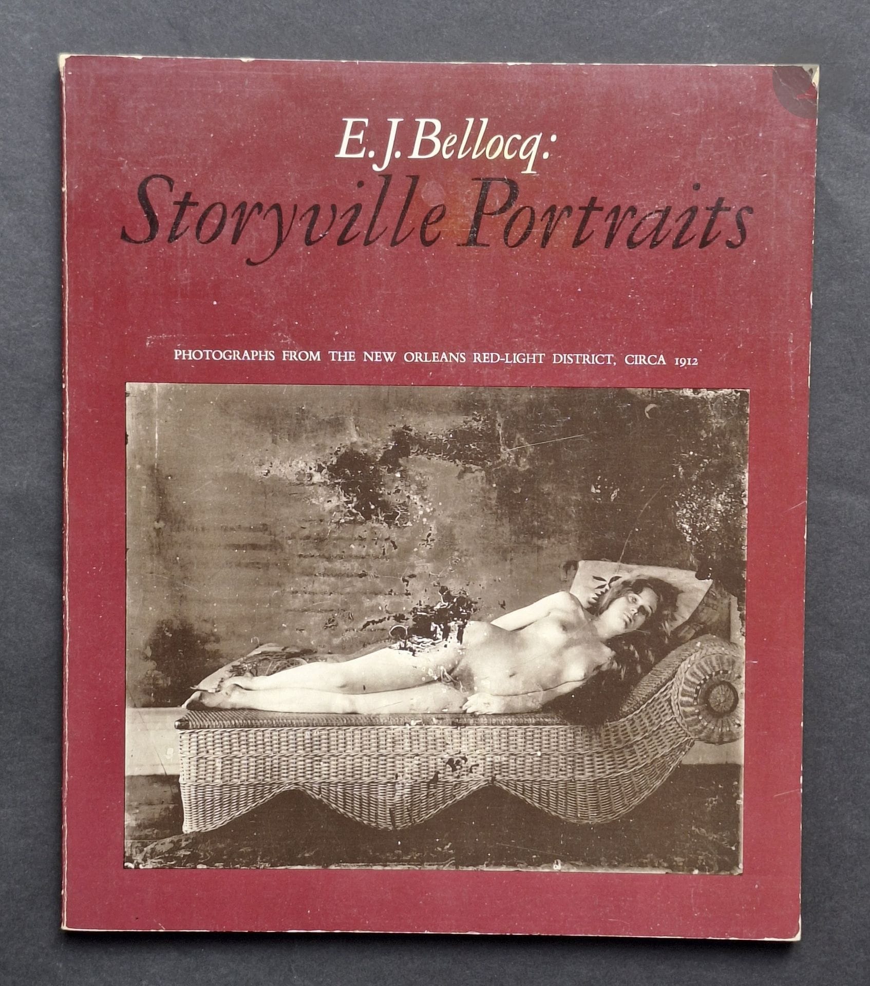 BELLOCQ, E. J. (1873-1949)
Storyville Portraits.
Photographs from the New Orleans red-light district, circa 1912.
The Museum of Modern Art, New-York, 1970.
In-4 (28,5 x 24,5 cm). Édition originale brochée. Introduction de Lee Friedlander. 88 pp. 34 illustrations. Couverture souple illustrée. Frottements.