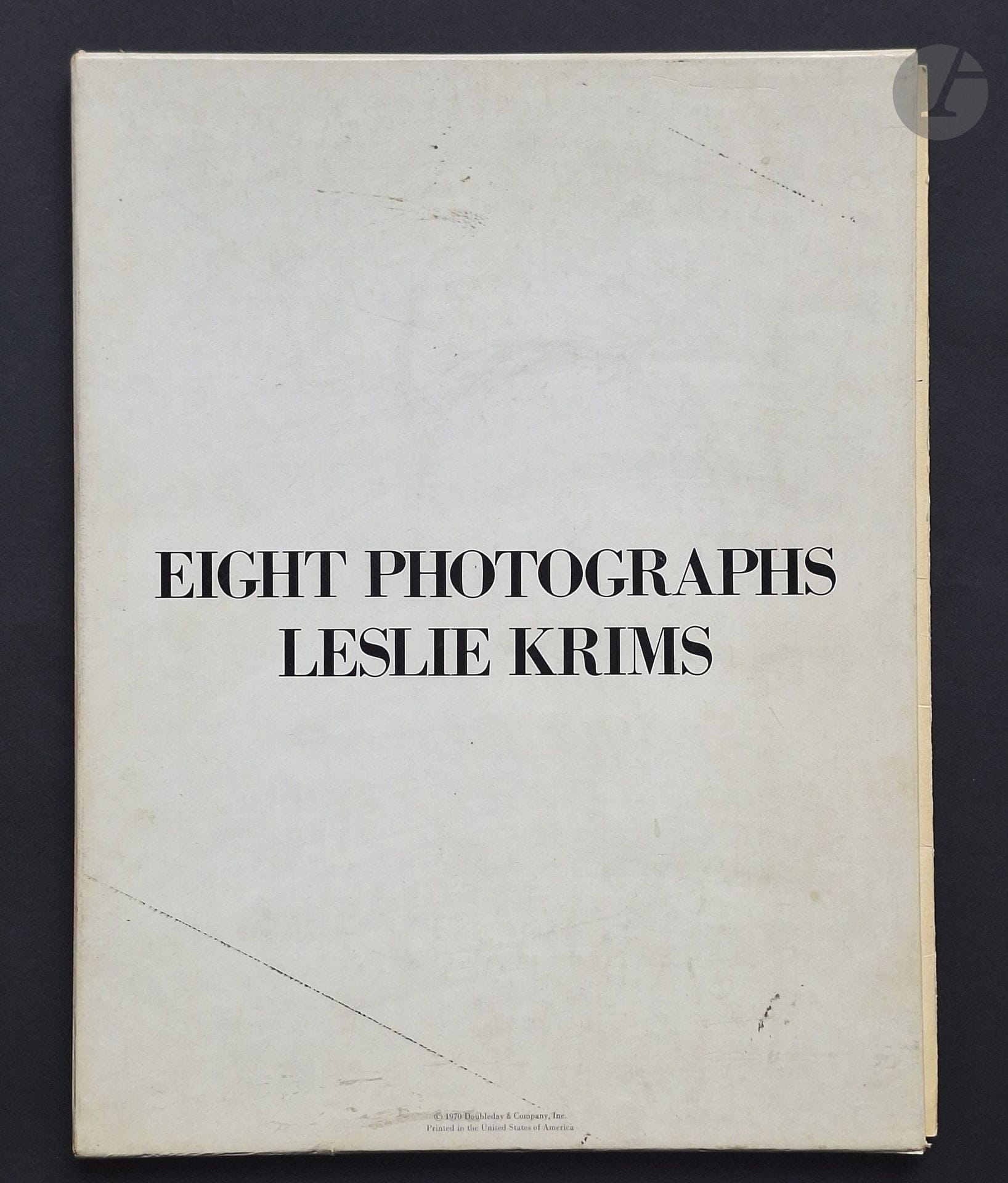 KRIMS, LESLIE (1942)
Eight Photographs.
Doubleday & Company, 1970.
Portfolio 37 x 28 cm contenant une planche de texte et 7 planches de photographies (il manque une planche). Sous étui titré de l'éditeur.