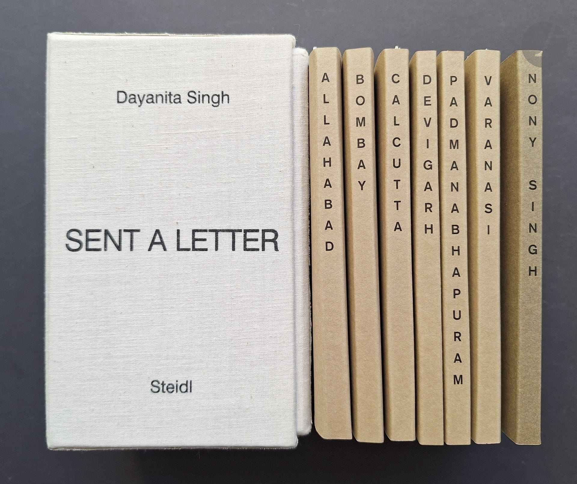 SINGH, DAYANITA (1961)
Sent a letter.
Steidl, 2007.
In-12 (13,5 x 9,5 cm). Édition originale. Sept petits livrets avec titres en noir au dos dans un coffret d’éditeur en tissu.
Ref. Parr & Badger, III, p. 264.
