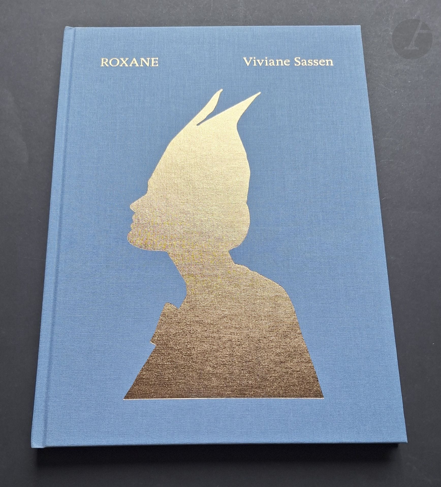 SASSEN, VIVIANE (1972-) [signed]
Roxane.
Oodee, London, 2012.
In-4 (28.5 x 21 cm). First edition, signed by Viviane Sassen on the title page. 76 pages. 43 photographs. Poem by Maria Barnas. Limited edition of 1,000 copies. Publisher’s binding