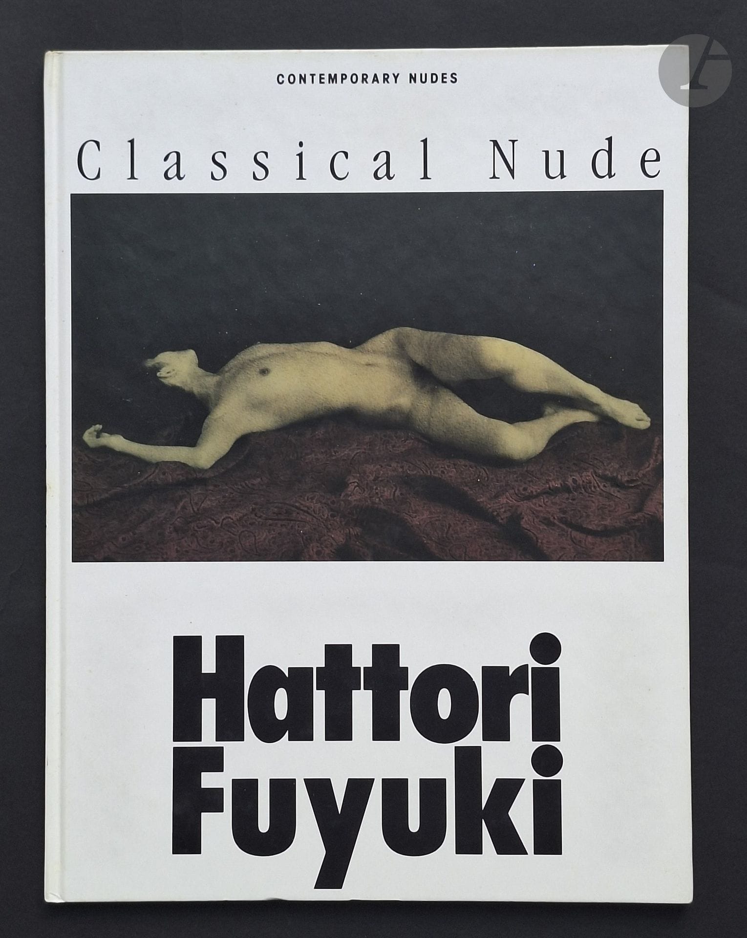 FUYUKI, HATTORI (1955)
Classical Nude.
Bijutsu Shuppan-sha, 1994.
In-4 (34 x 26 cm). Édition originale japonaise. Texte bilingue anglais-japonais par Iizawa Kohtaro. 26 photographies. Importantes rousseurs sur les pages de gardes.