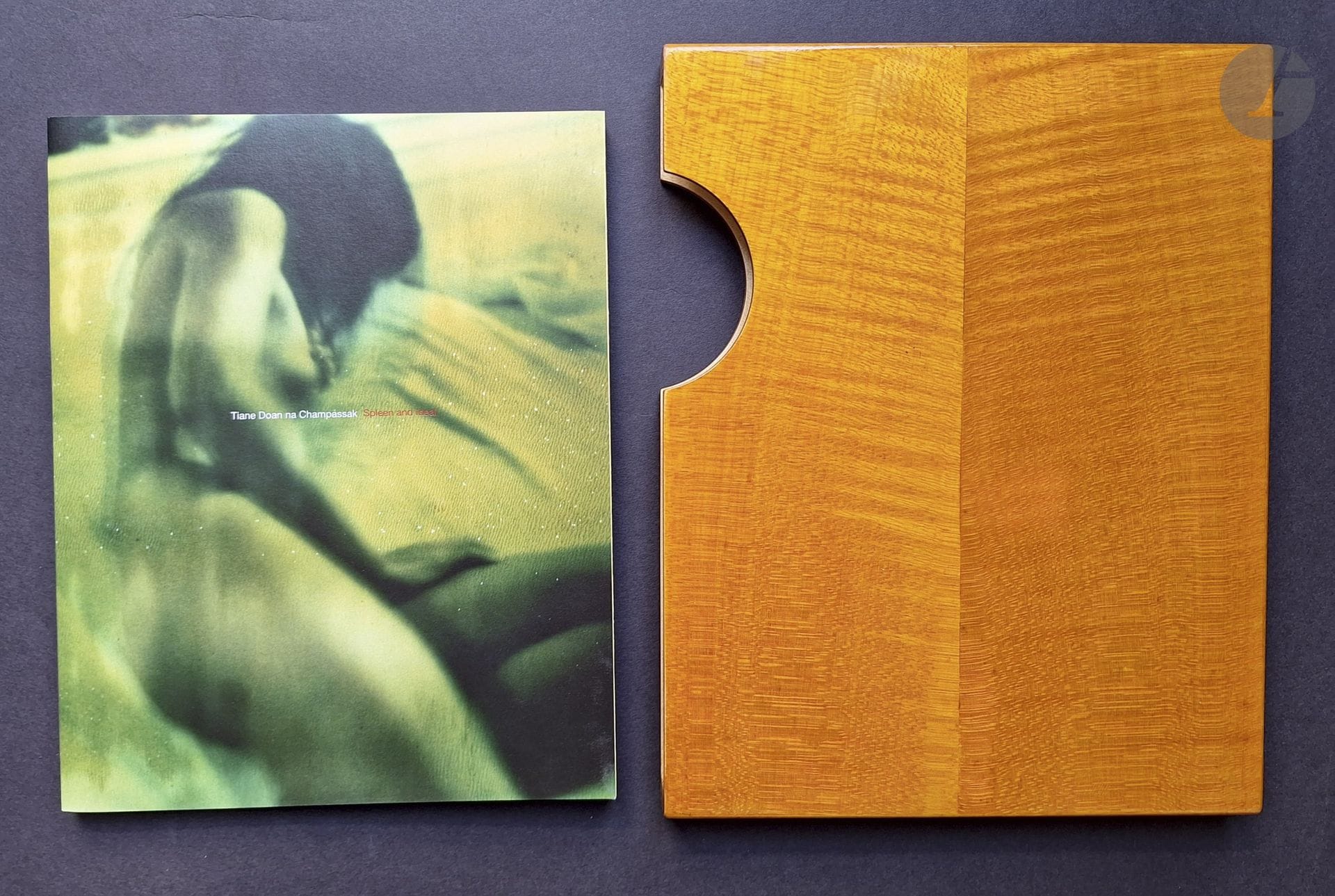 CHAMPASSAK, TIANE DOAN NA (1973) [avec tirage]
Spleen and Ideal.
Mörel, 2012.
In-4 (25 x 20 cm). Édition originale de tête, tirée à 20 exemplaires numérotés et signés, accompagnée d'un tirage original (n°12/20) signé par l'artiste. Ouvrage broché sous coffret en bois, seulement pour l'édition de tête.