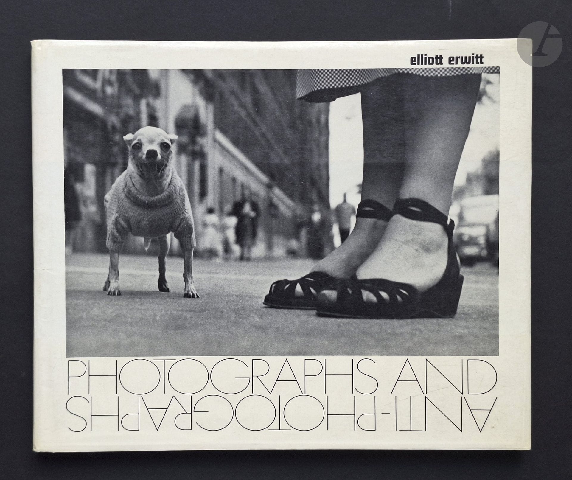 ERWITT, ELLIOTT (1928- 2023) 
Photographs and anti-photographs.
Thames and Hudson, London, 1972.
In-4 oblong (24 x30 cm). Édition originale anglaise. 128 pp. Introduction par Johnn Szarkowski. Reliure en tissu noir sous jaquette illustrée.