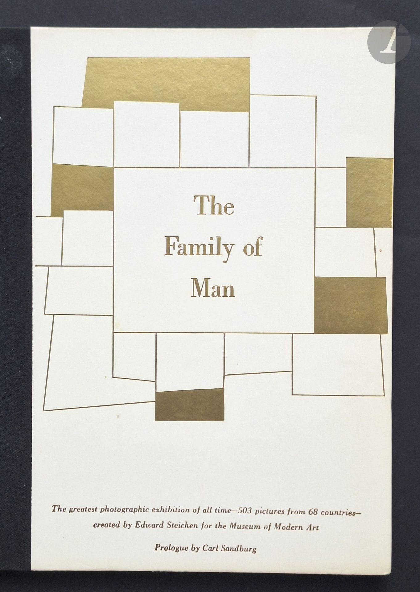 STEICHEN, EDWARD (1879-1973)
The Family of Man. 
The Museum of Modern Art, 1955. 
In-4 (28,5 x 21,5 cm). Édition originale. 208 pages. Prologue de Carl Sandburg. Catalogue, en édition de luxe cartonnée, de la célèbre exposition organisée par Edward Steichen au MoMa de New York, présentant des photographes du monde entier. Photographies reproduites en héliogravure. Cartonnage d'éditeur avec dos toilé.