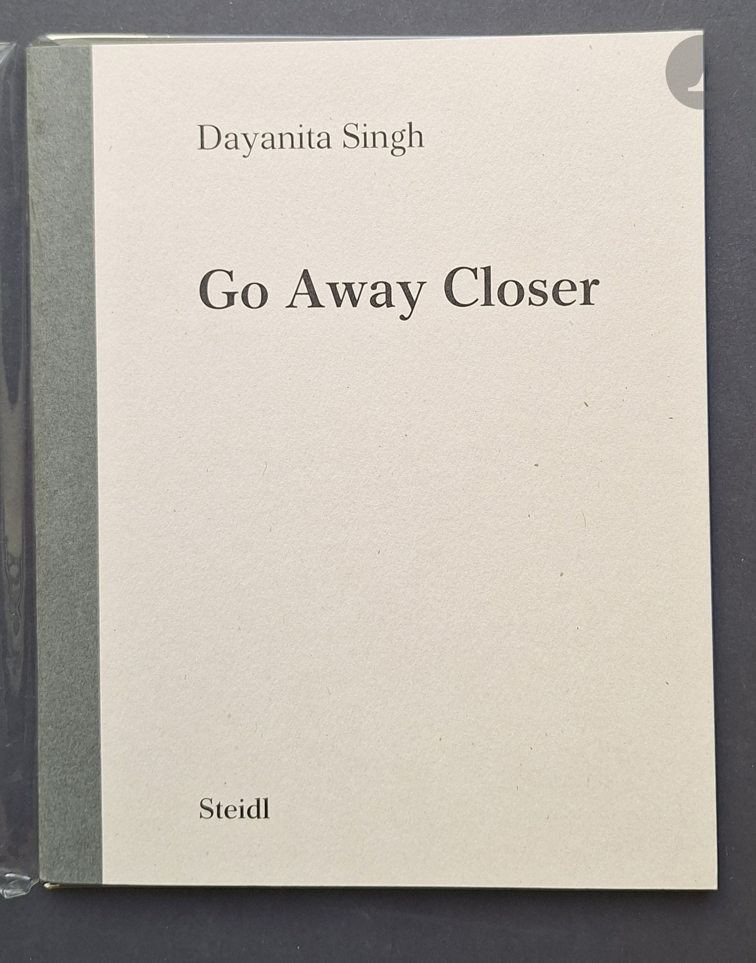 SINGH, DAYANITA (1961)
Go Away Closer.
Steidl, 2007.
In-8 (20 x 16 cm). Édition originale. Catalogue d'exposition. 31 photographies. Couverture souple, agrafée.