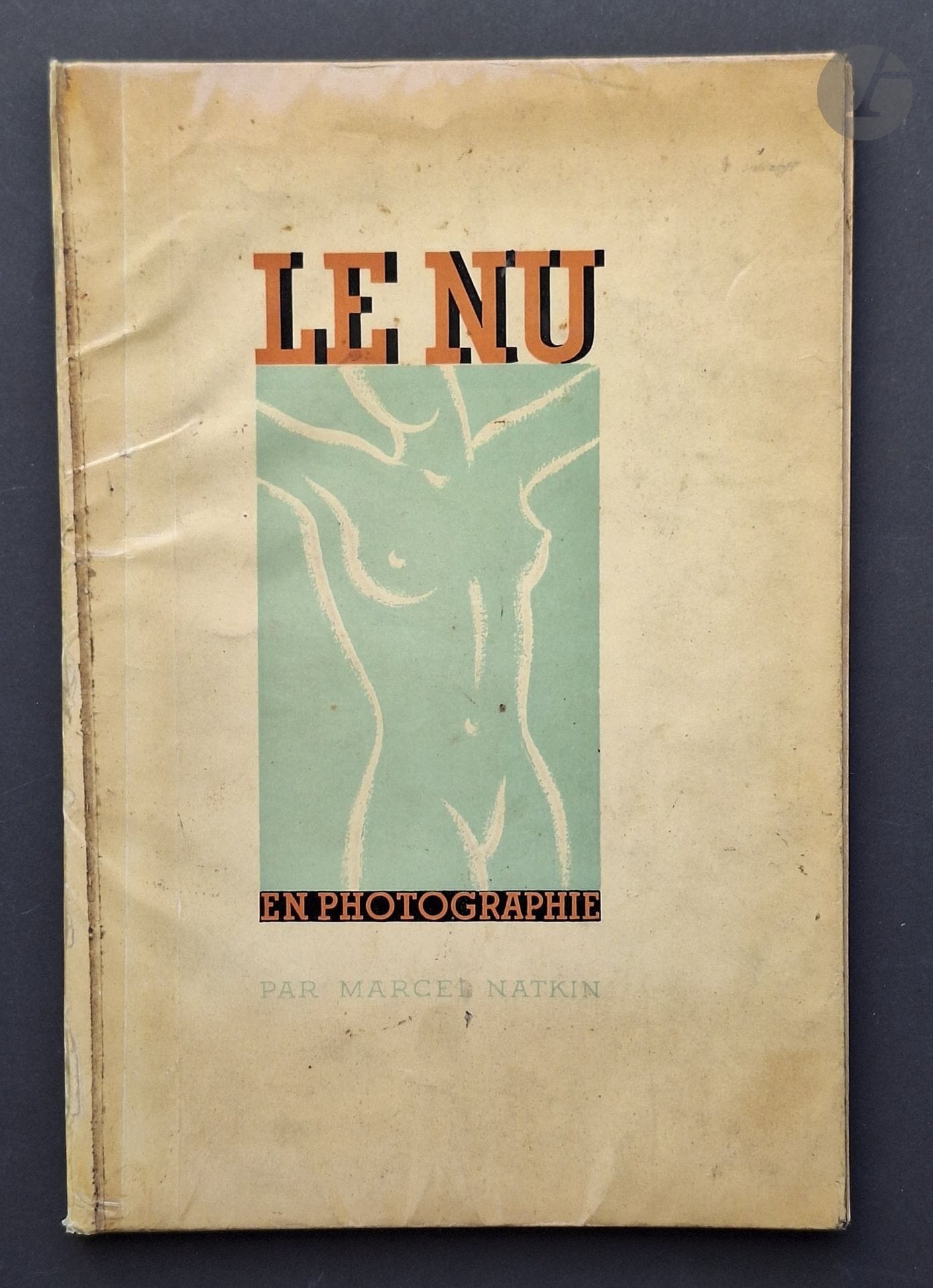 NATKIN, MARCEL (1904-1962)
Le Nu en photographie illustré par Albin-Guillot, Pierre Boucher, Man Ray, Roger Schall. 
Paris, Editions Mana, 1945. 
In-8 (27,5 x 18 cm). Édition brochée, 72 pp., 32 photographies en noir et blanc reproduites en héliogravure en pleine page, textes de Marcel Natkin sur l'histoire du nu dans la peinture et notes techniques sur les photographies. Couverture souple illustré d'un dessin en couverture. Couvertures et dos recouverts d'un plastique transparent adhésif; intérieur en très bel état.