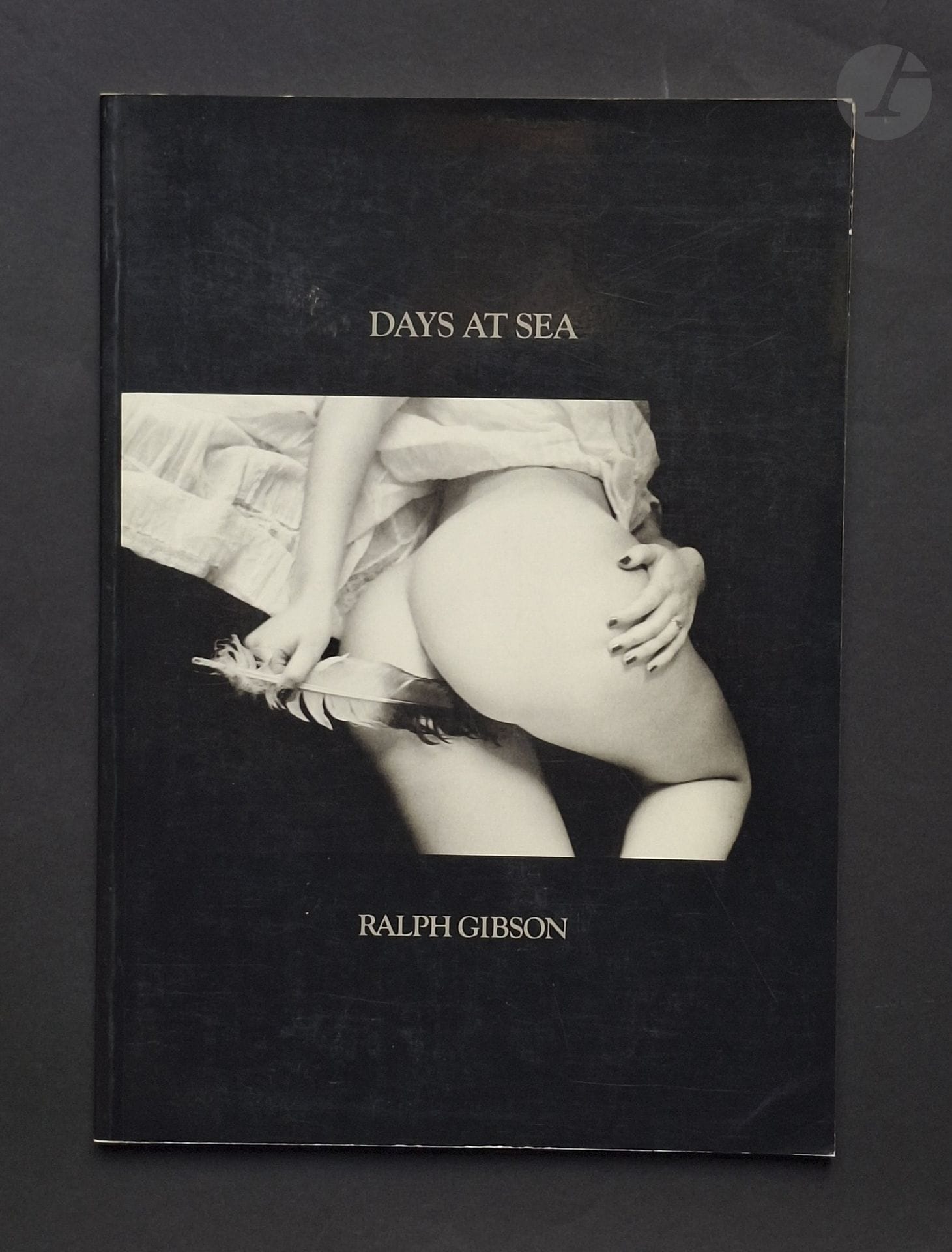 GIBSON, RALPH (1939)
Days at sea.
Lustrum Press, 1974.
In-4 (30,5 x 21,5 cm). Édition originale broché. 34 photographies en noir et blanc. Couverture souple illustrée.