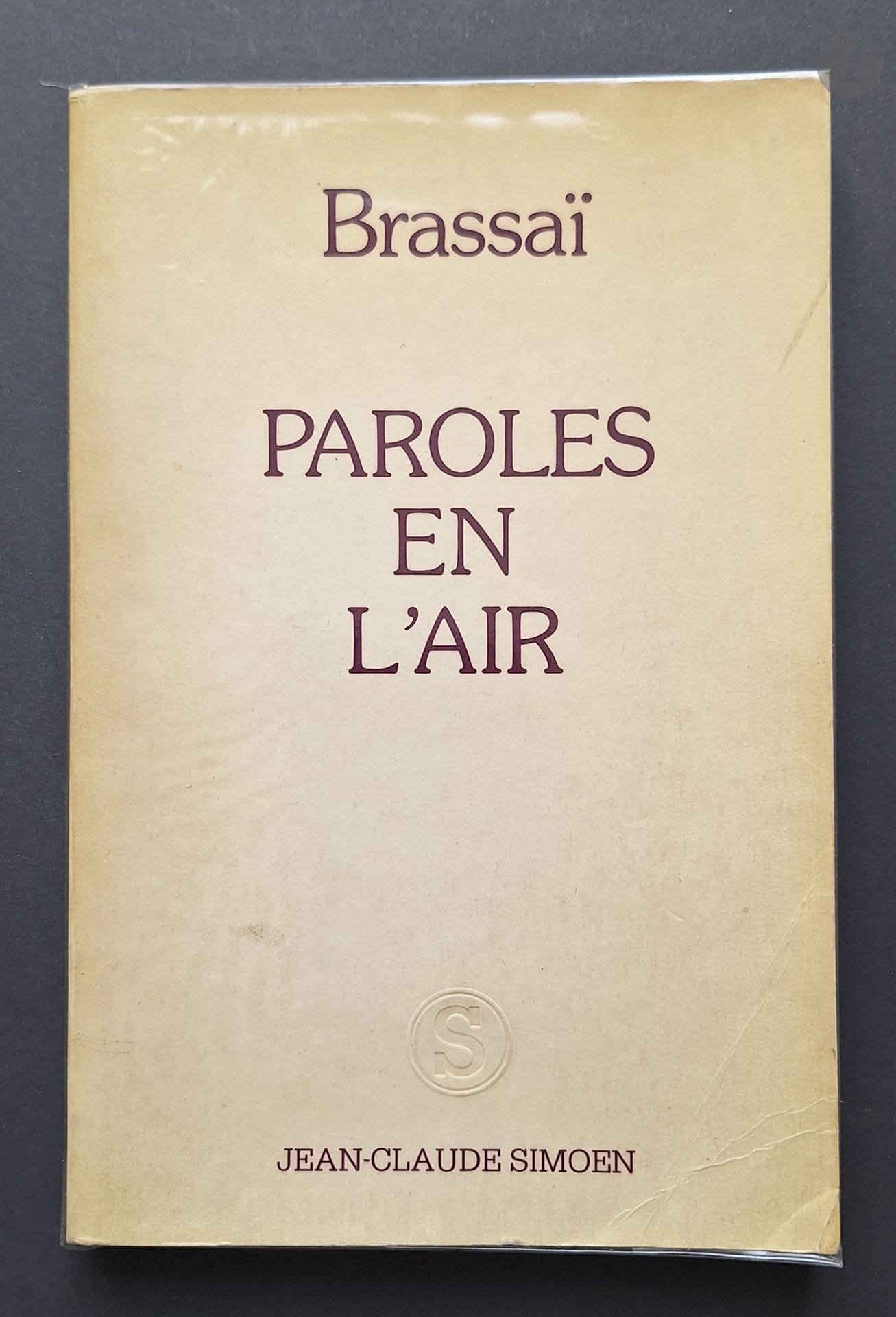 BRASSAÏ (Gyala Halasz, dit) (1899-1984) [Signé]
Paroles en l'air.
Jean-Claude Simoen, 1977.
In-8 (21 x 14 cm). Édition originale brochée, dédicacée, datée (1977) et signée par Brassaï. 172 pages. Couverture souple titrée en rouge.