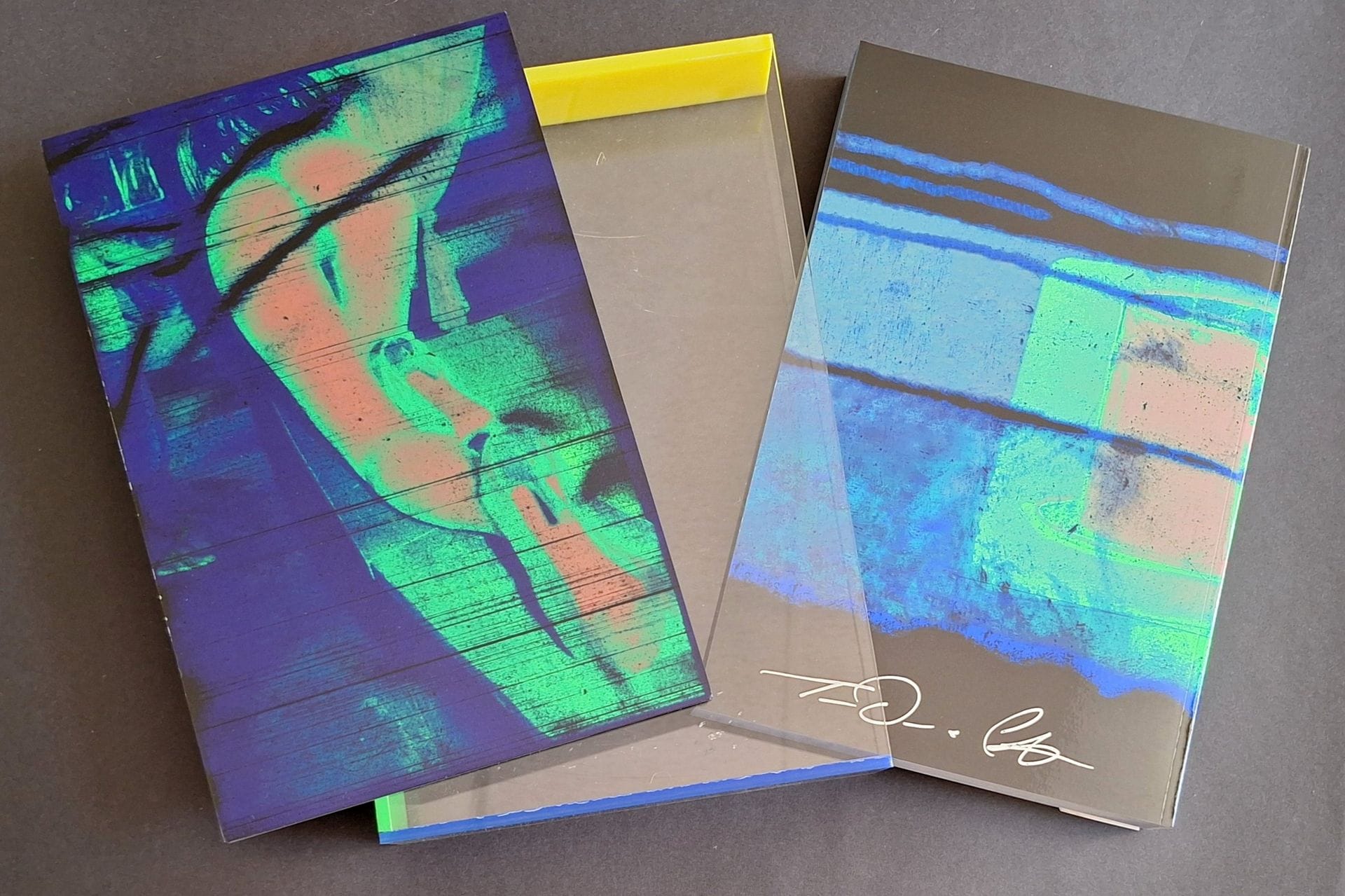 CHAMPASSAK, TIANE DOAN NA (1973) [with a signed print]
The Strip.
Siam's Guy Books, 2017.
In-4 (30 x 20 cm). First edition, signed on the back cover, printed in a limited run of 25 copies, each accompanied by an image mounted on Plexiglas, numbered and signed on the back. This first edition is presented in a transparent slipcase with yellow, green, and blue edges.