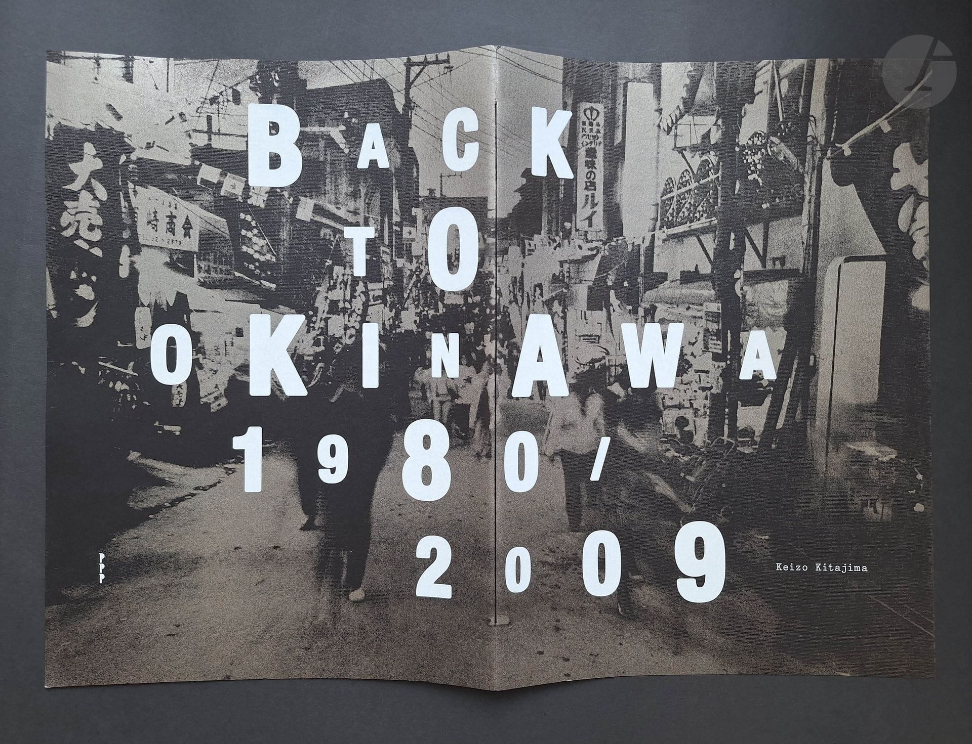 KITAJIMA, KEIZO (1954) [signé]
Back to Okinawa 1980/2009
Andrew Roth/PPP Editions, New York, 2009.
Grand in-folio (43 x 30,5 cm). Édition originale tirée à 250 exemplaires, numérotés et signés par le photographe. 36 pages.