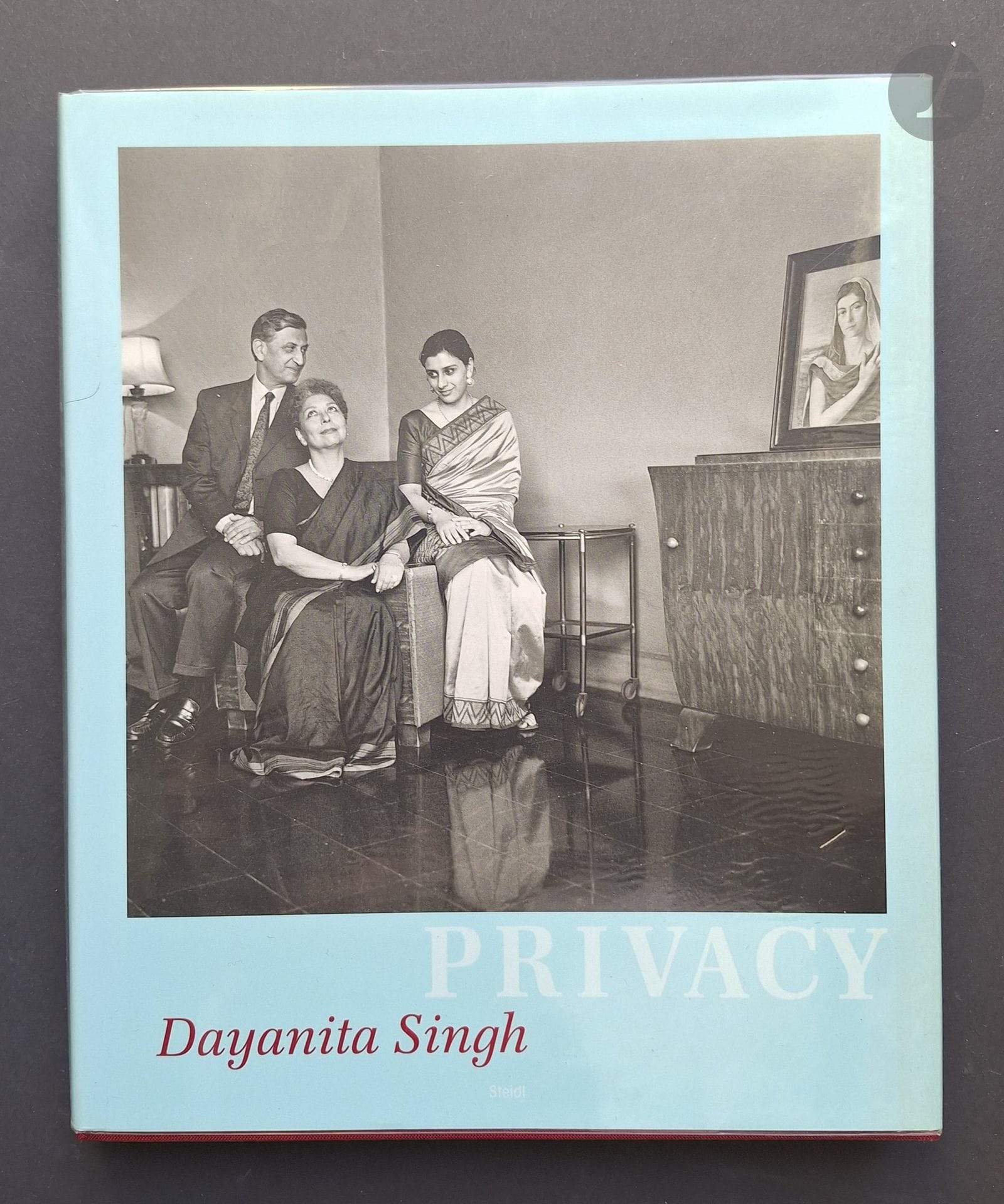 SINGH, DAYANITA (1961)
Privacy.
Steidl, 2003
In-4 (24,5 x 20,5 cm). Édition originale bilingue (anglais-allemand). 120 pages. Reliure en tissu rouge sous jaquette illustrée.