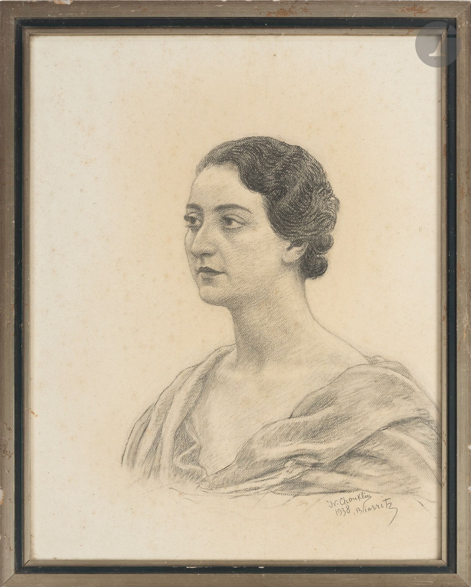 Yvan CHOUKLIN (1879-1958) 
Portrait de jeune femme 
Fusain sur papier signé en bas à droite et daté 1938 à Biarritz. 
H. : 60 cm - L. : 47 cm
(Rousseurs). 

Ivan Chouklin est un artiste d'origine russe arrivé en France vers 1900 pour poursuivre ses études. Il s'installe sur la côte basque où il est hébergé par la Marquise San Carlos et au château d'Arcangues.

Ce lot provient de la chambre du marquis du château d'Arcangues.