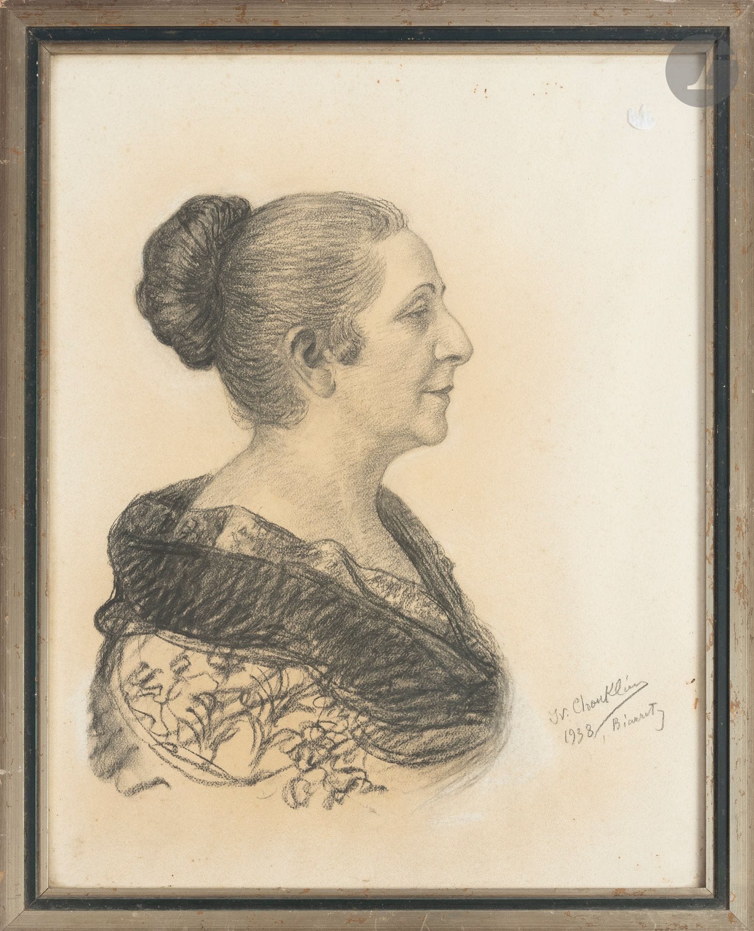 Yvan CHOUKLIN (1879-1958) 
Portrait de femme, 1938
Fusain sur papier. 
Signé, daté et situé à Biarritz en bas à droite. 
À vue : H. : 60 cm - L. : 47 cm
(Rousseurs). 

Ivan Chouklin est un artiste d'origine russe arrivé en France vers 1900 pour poursuivre ses études. Il s'installe sur la côte basque où il est hébergé par la Marquise San Carlos et au château d'Arcangues.

Ce lot provient de la chambre du marquis du château d'Arcangues.