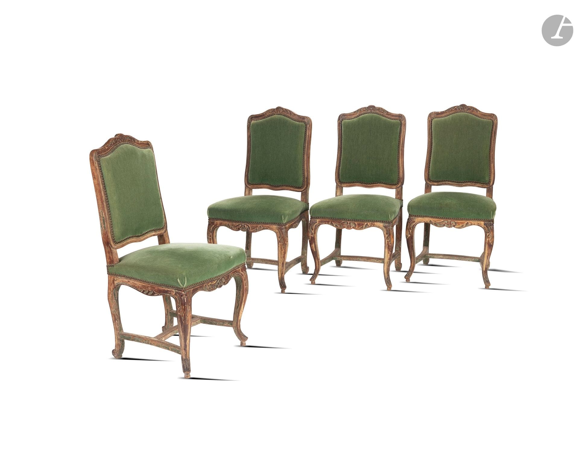 Série de huit chaises, en bois naturel, le dossier à la reine à décor de coquille et de feuille d'acanthe, les pieds galbés unis par une entretoise en "H". 
Style Louis XV, XIXe siècle. 
Garniture de velours vert.
H. : 95,5 cm - L. : 48,5 cm - l. : 48 cm
(Traces d'ancienne polychromie sur le bâti, usures).

Ce lot provient de la salle de réception du château d'Arcangues.