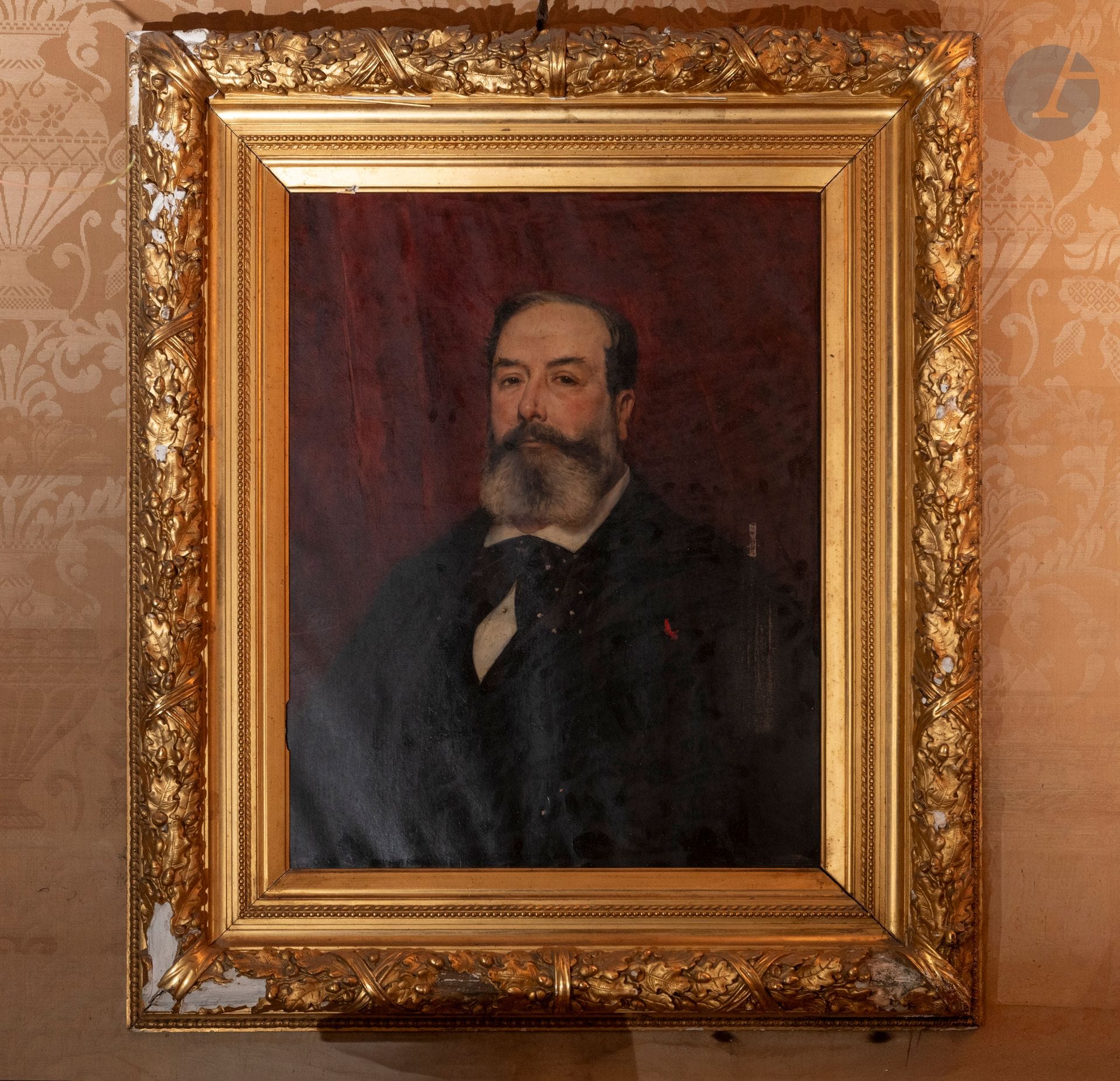 Léon HERBO (1850-1907)
Portrait d’homme barbu, 1887
Huile sur toile.
Signée au milieu à gauche, datée et située.
H. : 90 cm - L. : 70 cm
(Manques à la couche picturale au centre à droite).

Ce lot provient du salon oriental du château d'Arcangues.