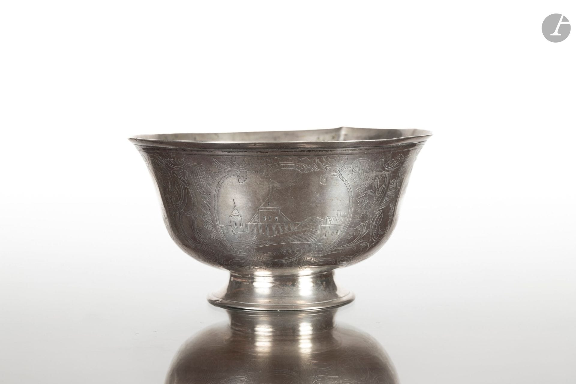 Coupe sur pied en argent (min 800°/°°). 
Moscou, 1770-1779 Coupe sur piédouche en argent gravé de paysages urbains dans des cartouches entourés de rinceaux. 
Poinçons : Moscou, essayeur "А•А" (Andreï Andreyev), 177 .. (date incomplète), alderman "А• Ѳ / П" (Fedor Petrov), orfèvre "А•I / З" (répertorié mais nom identifié) et une lettre "J" (?) 
H. : 8.5 cm - D. : 16 cm ; Poids net : 249 g

Ce lot provient de la salle de réception du château d'Arcangues.