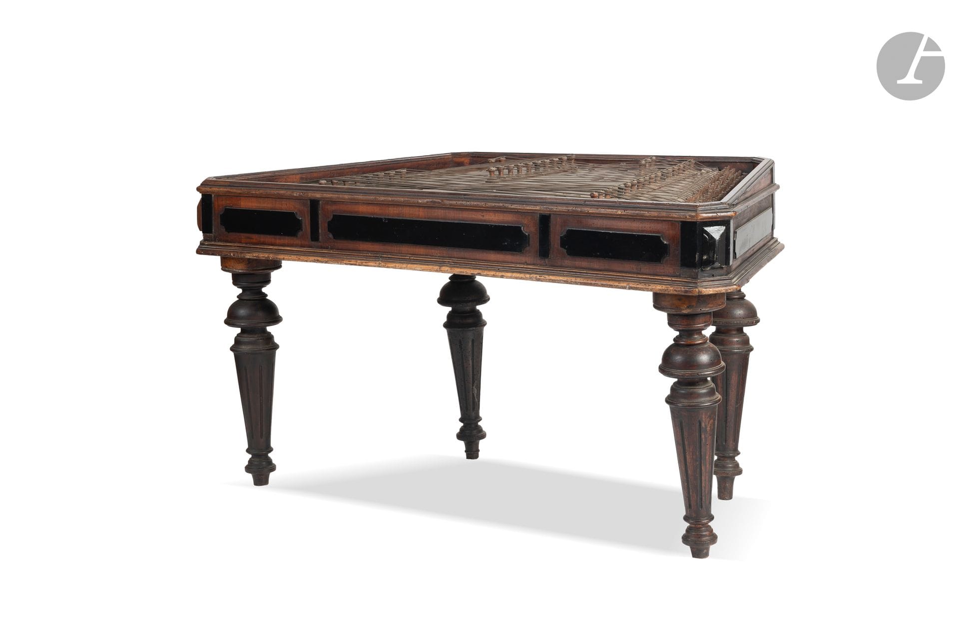 Trapezoidal cimbalom made of natural and blackened wood, resting on baluster legs. 
Late 19th century, early 20th century. 
H.: 74 cm - L.: 138 cm - D.: 74 cm 
(Signs of wear, broken legs, sold as-is). 

This instrument bears witness to an extraordinary history. During World War I, in the trenches of Verdun, Pierre d’Arcangues played it to inspire courage and comfort the soldiers at the height of the fighting.

This lot comes from the boudoir of the Château d’Arcangues.