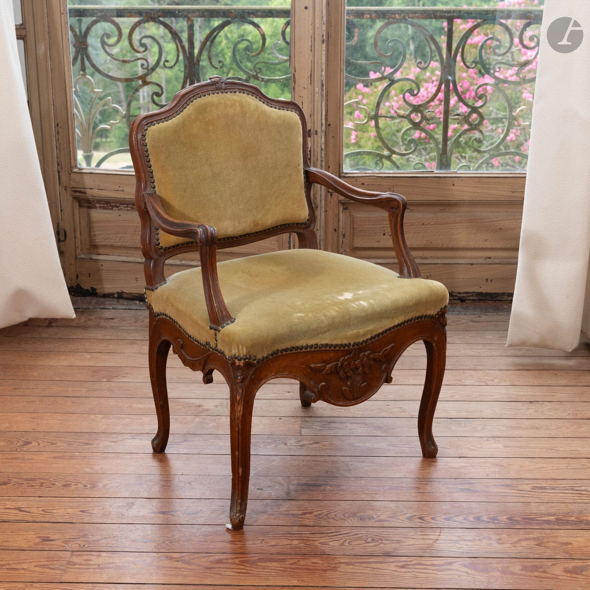 Fauteuil à la reine en bois sculpté et mouluré de fleurs et de volutes reposant sur quatre pieds cambrés. 
Garniture de velours vert.
Style Louis XV, XIXe siècle. 
H. : 92 cm - L. : 61 cm - l. : 50 cm
(État d'usage).

Ce lot provient de la chambre blanche du château d'Arcangues.