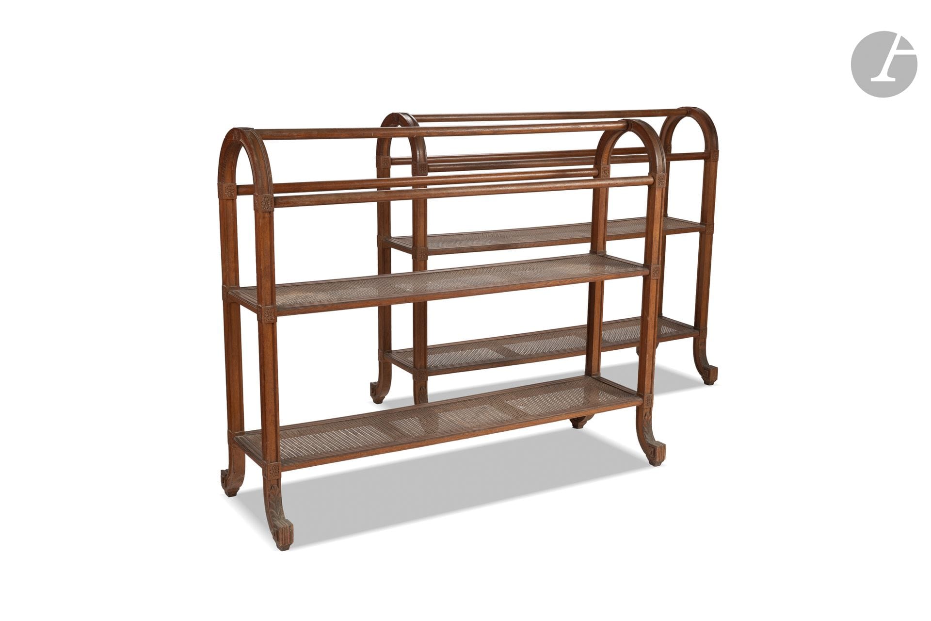 Paire de jette-habits en bois naturel mouluré et sculpté, l'un doté d'un porte-parapluies en métal.
Étagères en cannage. 
XIXe siècle.
H. : 120 cm - L. : 145 cm - 35 cm
(État d'usage, accidents au cannage).

Ce lot provient du vestibule du château d'Arcangues.