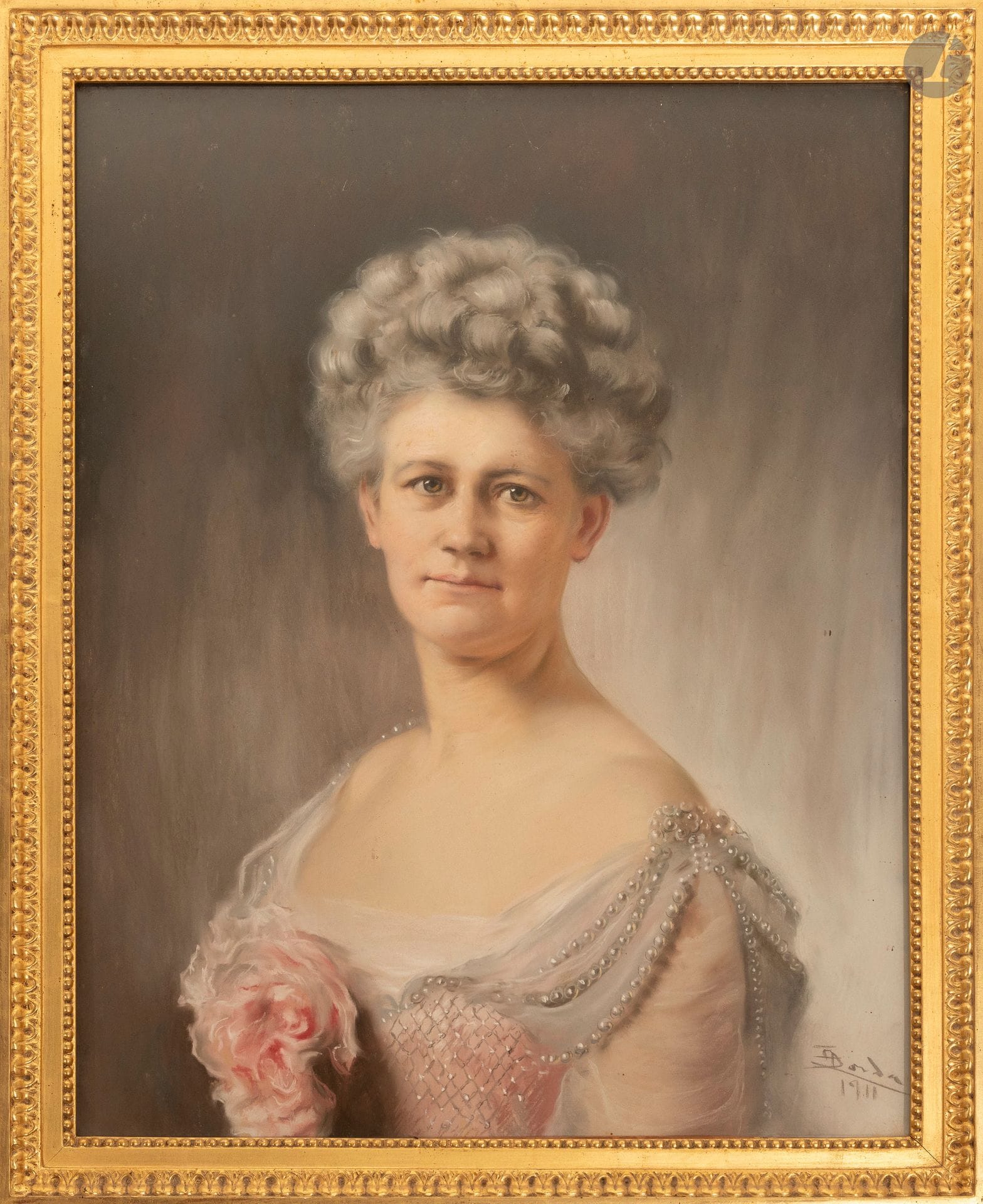 Enrique DORDA RODRIGUEZ (1869–1944)
Portrait of a Woman with a Pink Bow, 1911
Pastel.
Signed and dated lower right.
H.: 73 cm - W.: 58 cm

This lot comes from the Dowager Marquise’s bedroom.