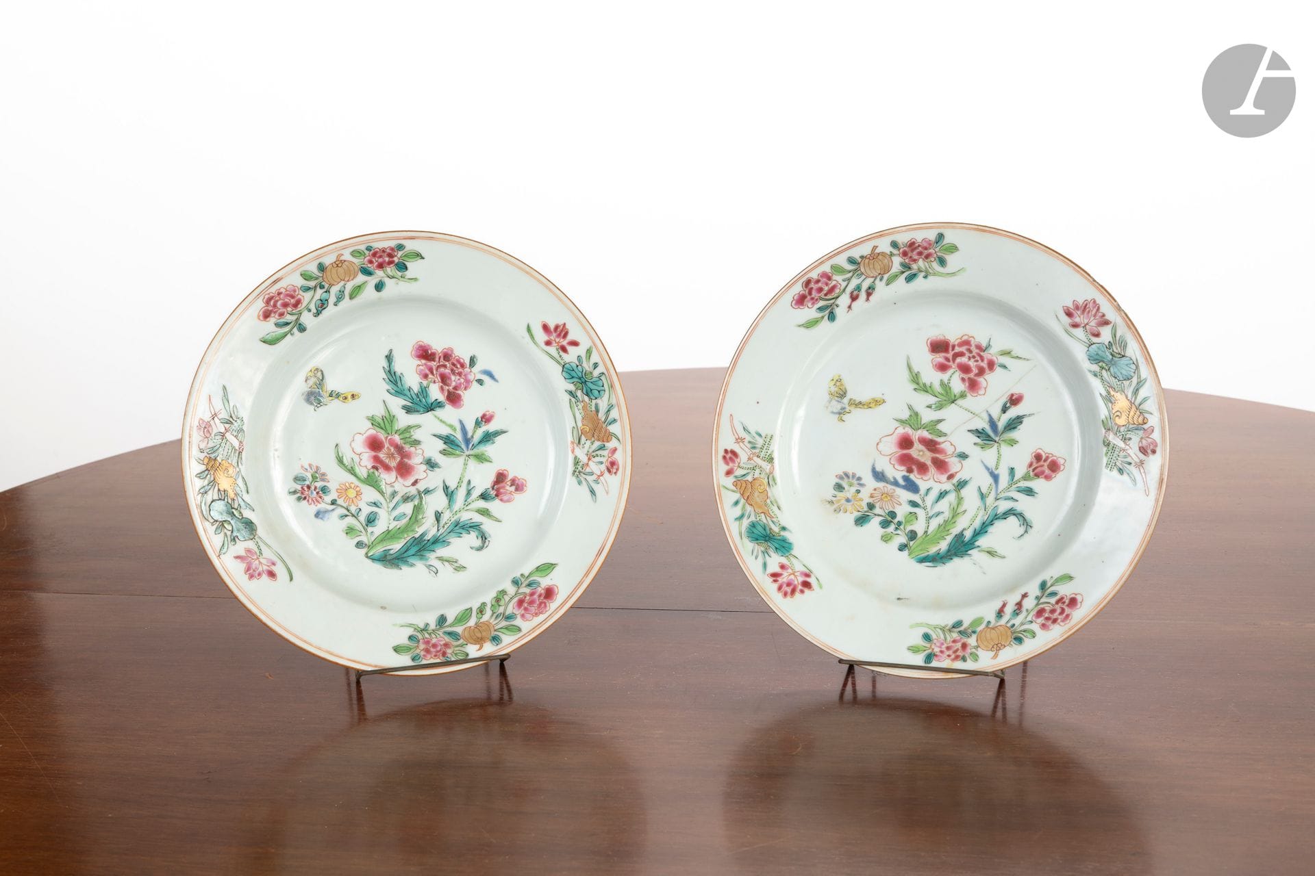 Une paire d'assiettes en porcelaine de la Compagnie des Indes à décor fleuri dit de Commande. 
XVIIIe siècle. 
D. : 22,5 cm
(Quelques éclats, fêles au revers, vendu en l'état).

Ce lot provient du boudoir du château d'Arcangues.