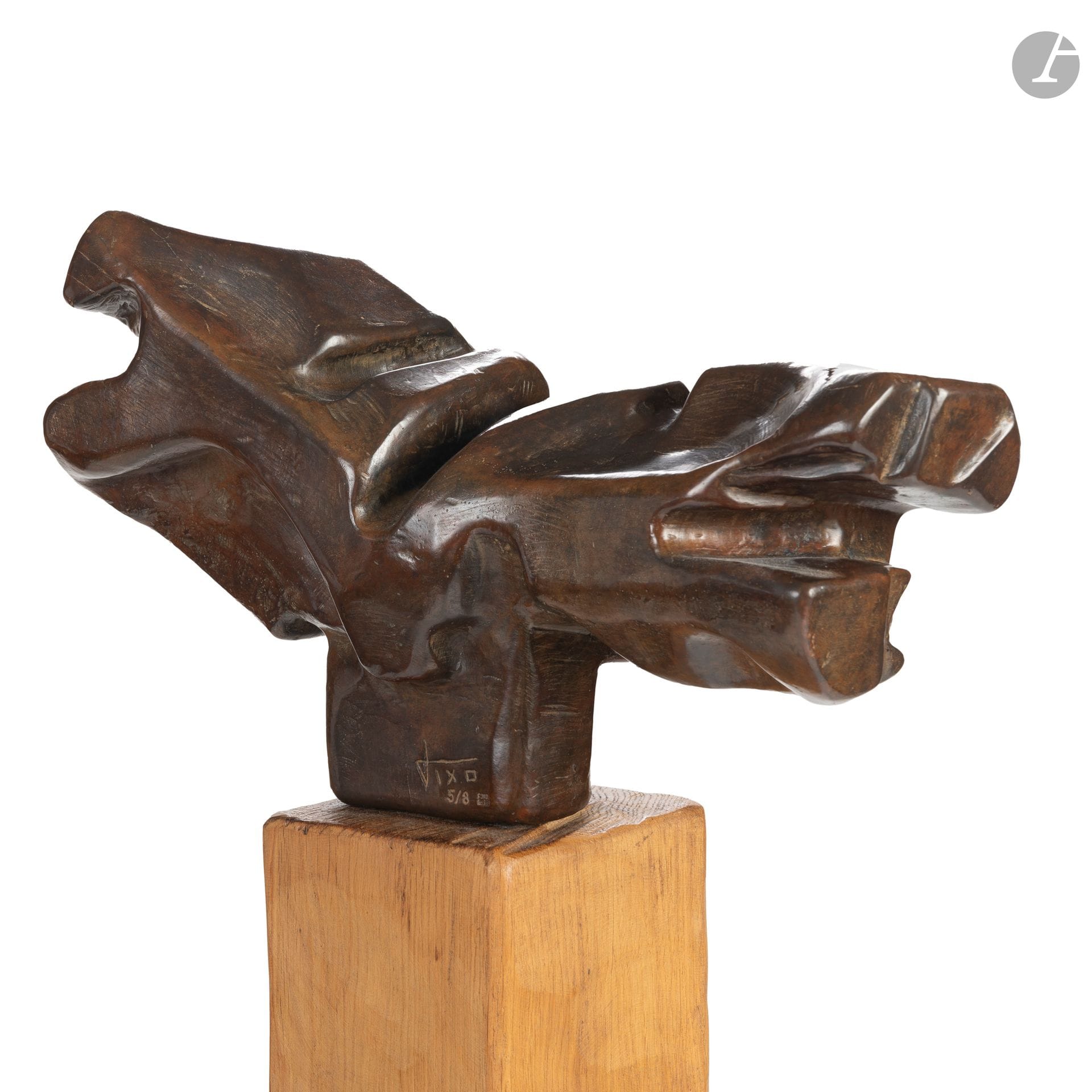 Kepa AKIXO dit ZIGOR (né en 1948) 
TXORIAK II - Les oiseaux, 2010
Épreuve originale en bronze.
Signée et numérotée 5/8 au dos.
Cachet du fondeur.
H. : 29 cm - L. : 47 cm - l. : 18 cm
Le socle : H. : 110 cm - L. : 15,5 cm - l. : 15 cm

Provenance : 
Acquis directement auprès de l'artiste. 

Un certificat d'authenticité sera remis à l'acquéreur.

Ce lot provient de la chambre du marquis du château d'Arcangues.