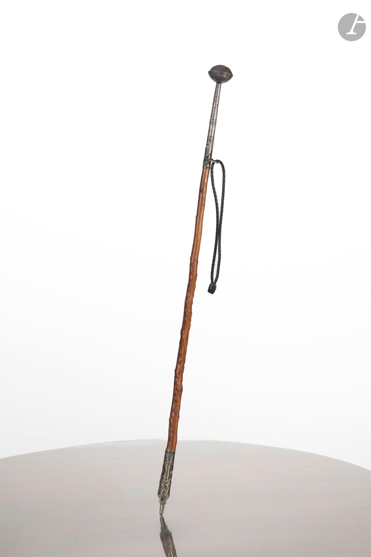 Makila with an 800°/°° silver ferrule, scarified medlar wood shaft, brown leather strap, and a screw-on pommel adorned with the inscriptions “Beharra Aharra,” “Bassussary,” and “Cassou,” as well as the Basque cross (Lauburu). 
Basque craftsmanship, 20th century. 
Length: 87 cm
Gross weight: 416 g