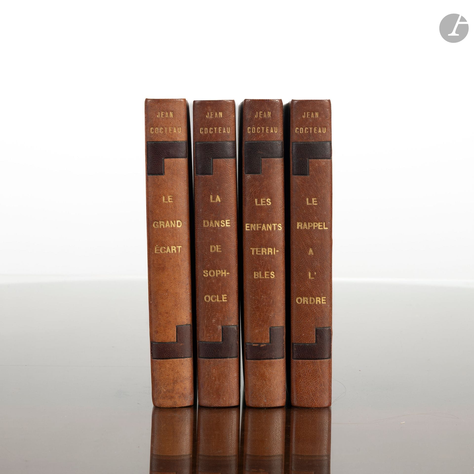 COCTEAU (Jean)
Quatre volumes : 
- Le Rappel à l'ordre, 1926, exemplaire agrémenté d'un dessin et d'un envoi autographe de l'auteur au marquis d'Arcangues. 
- La Danse de Sophocle, Mercure de France, 1912.
- Le Grand écart, Stock, 24e édition, 1924.
- Les Enfants terribles, Grasset, 22e édition, 1929.
Agrémenté d'un ex-libris de la bibliothèque du château d'Arcangues. 
(Usures).

Ce lot provient de la bibliothèque du château d'Arcangues.