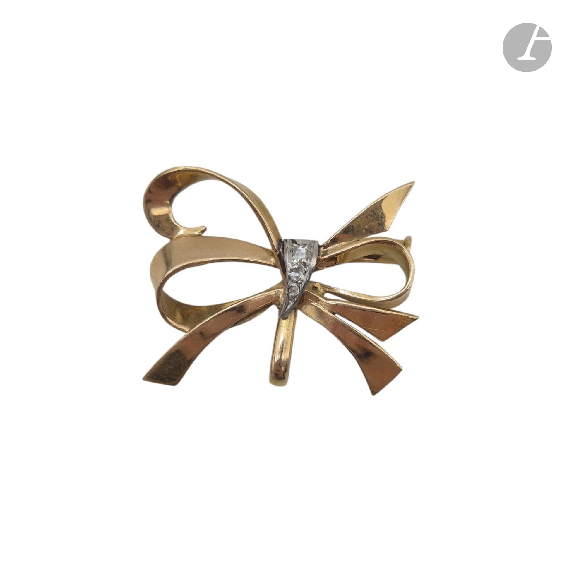 Petite broche en or jaune 750°/°° formant un nœud orné de petits diamants.
Poids brut : 4 g

FRAIS ACHETEUR 8% HT