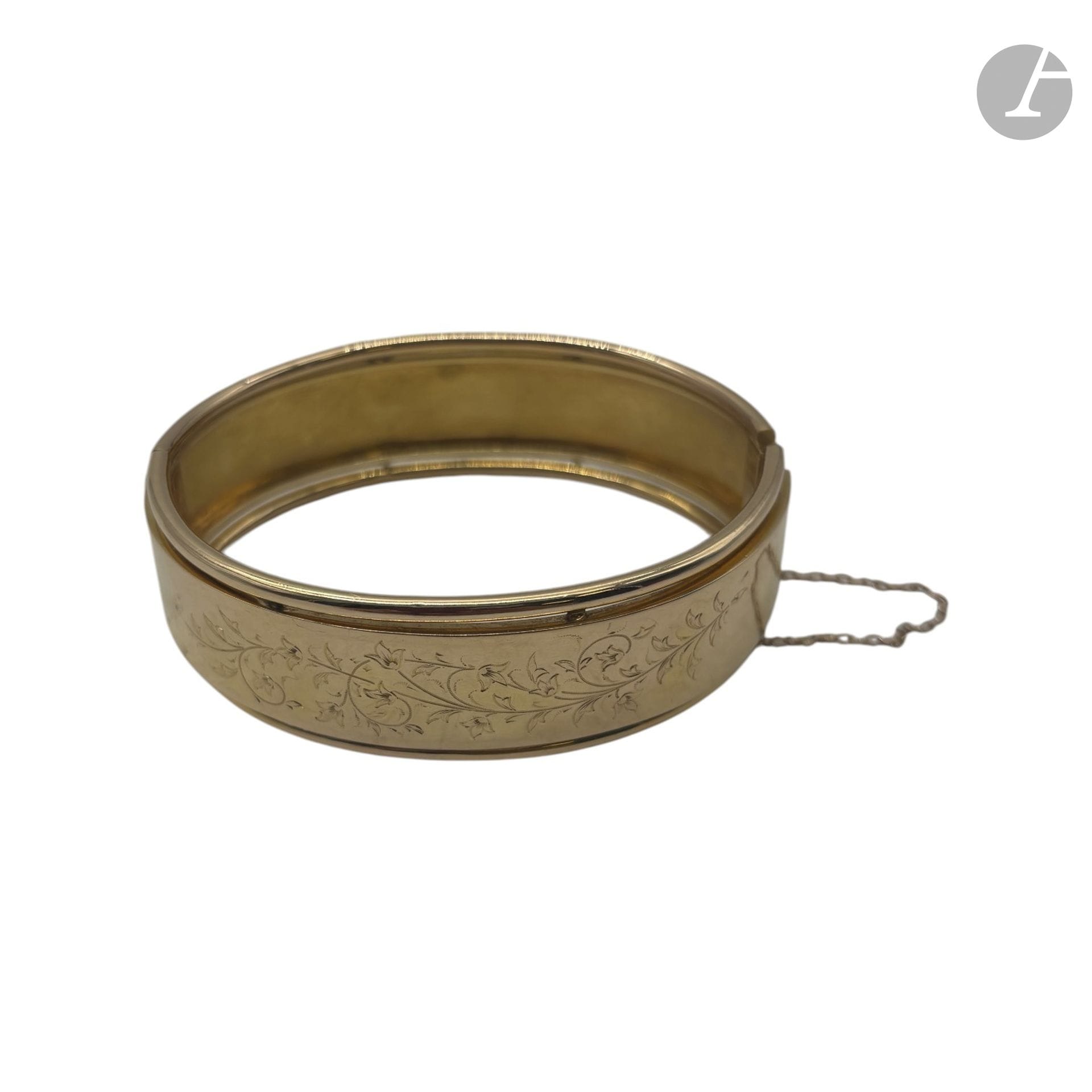 750°/°° yellow gold ribbon bracelet adorned with a floral motif. 
Net weight: 31.3 g

BUYER'S FEES: 8% (excluding tax)