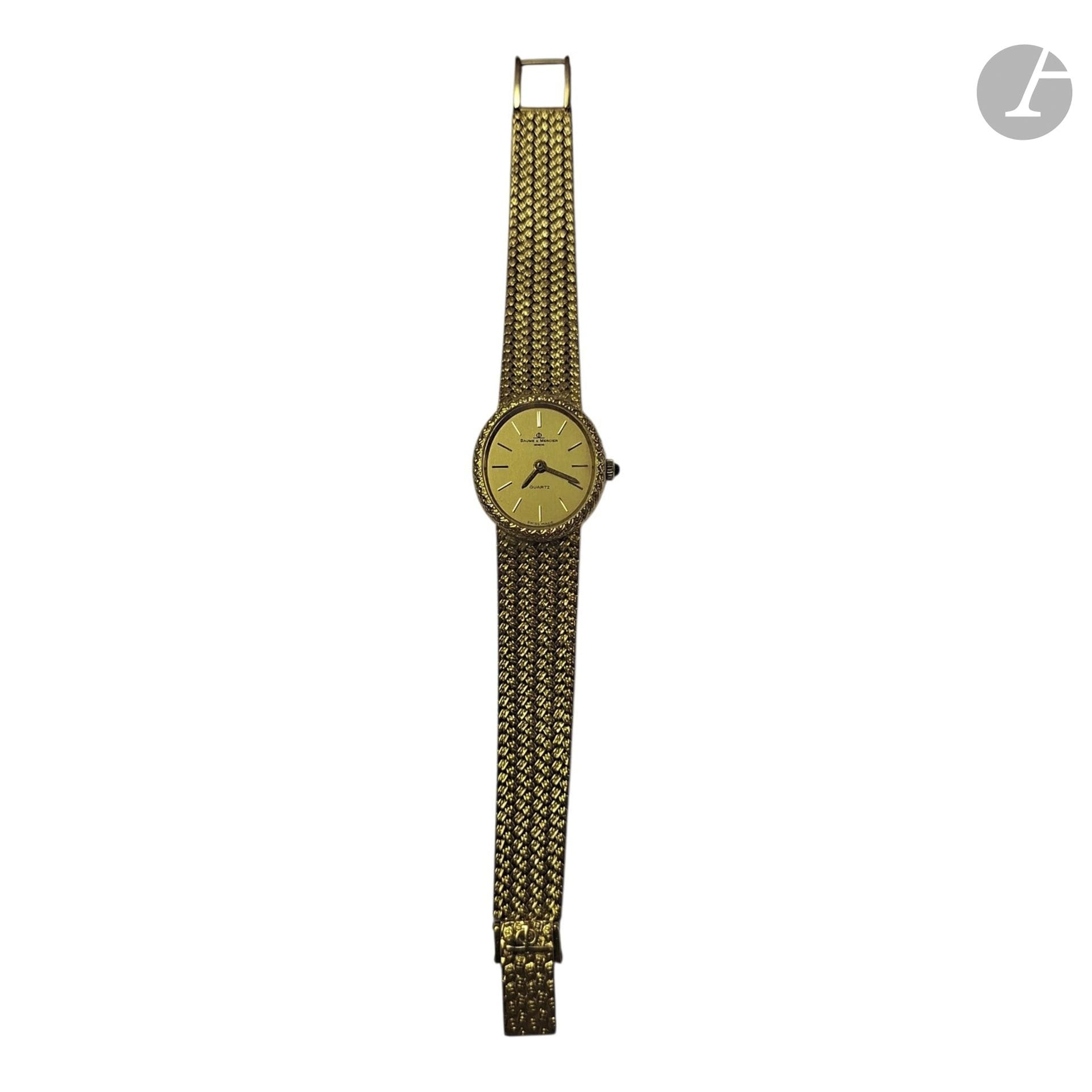 BAUME & MERCIER 
Montre de dame en or jaune 750°/°°, boîtier ovale, cadran doré, index bâtons, aiguilles glaives, remontoir orné d'un saphir, bracelet souple tressé. 
Signée et numérotée. 
Poids : 44,3 g

FRAIS ACHETEUR 8% HT