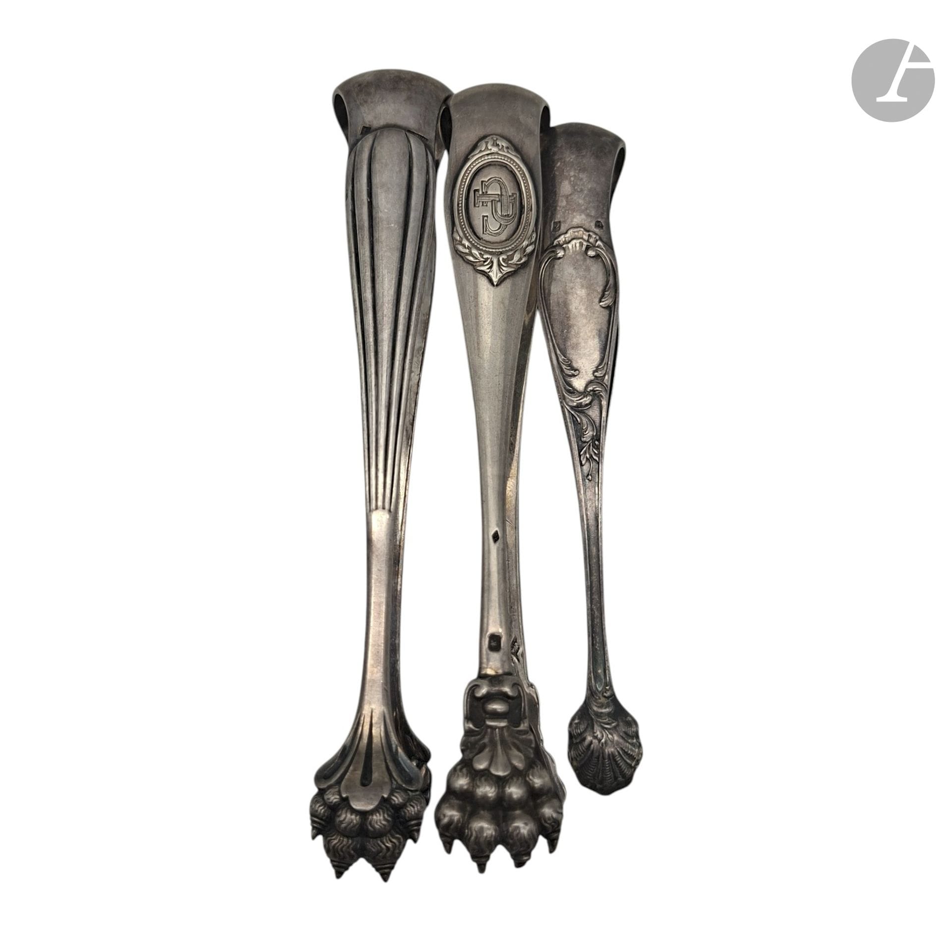 950°/°° silver plated sugar tongs shaped like lion's paws, marked with the "PC" monogram. 
Net weight: 67.8 g

Included are two silver plated sugar tongs, one of which is by Christofle.

BUYER'S FEES: 20% (including tax)