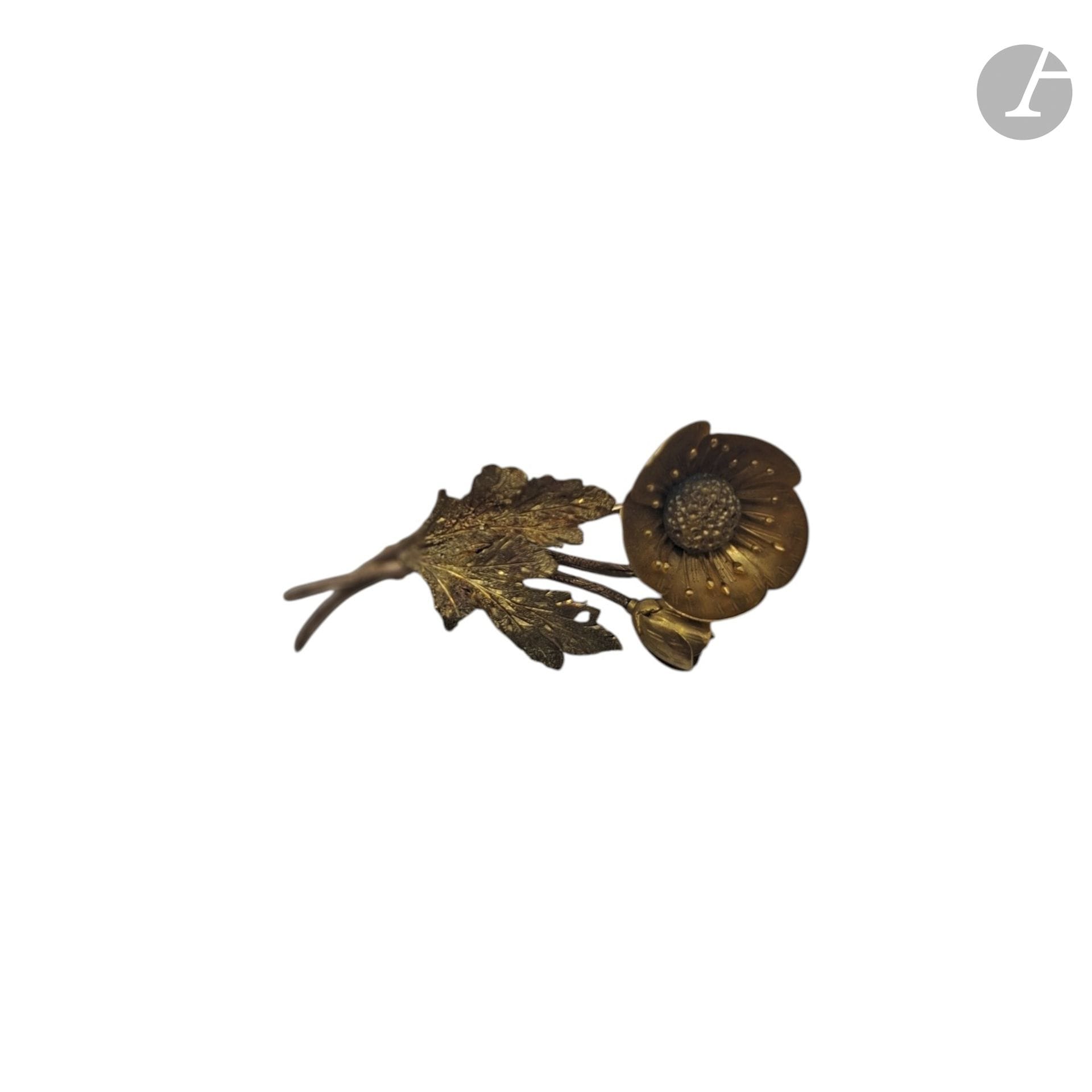 Broche en or jaune 750°/°° ornée d'un bouton d'or. 
Poids net : 4,6 g

FRAIS ACHETEUR 8% HT
