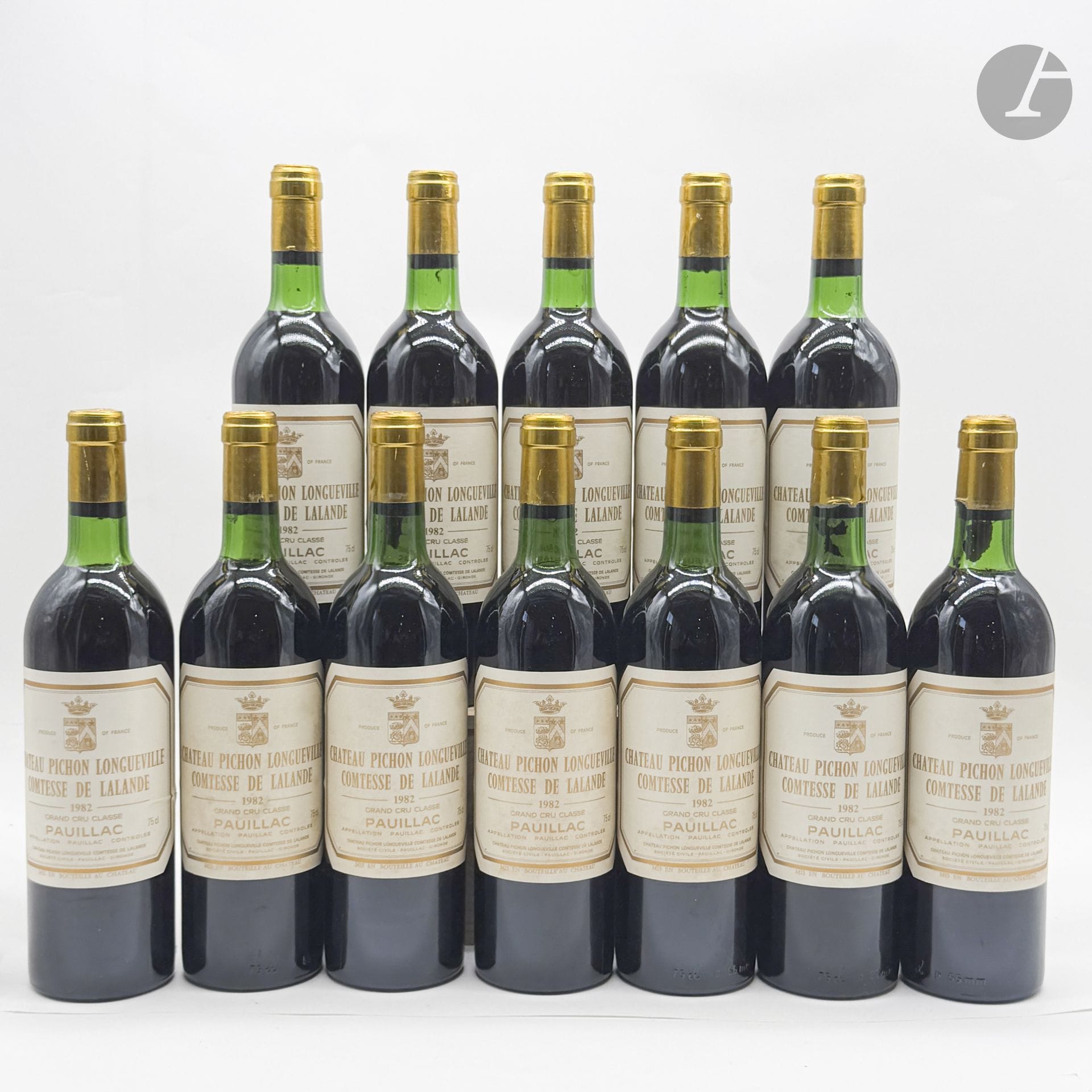 12 B CHÂTEAU PICHON COMTESSE DE LALANDE (Caisse Bois d'origine sans pavillon supérieur) (3 T.L.B.+; 9 T.L.B; e.t.h. légères à e.t.h; 6 c.a. bas de jupes par guillotines), GCC2 Pauillac, 1982