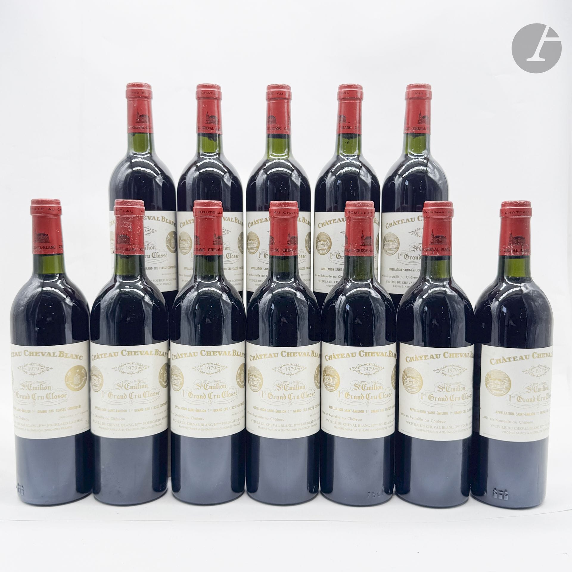 12 B CHÂTEAU CHEVAL BLANC (Caisse Bois d'origine de 12 sans pavillon supérieur) (11 T.L.B.+ ou mieux; 1 T.L.B; e.t.h. légères; 1 c.c. légères), GCC1A Saint-Emilion, 1979