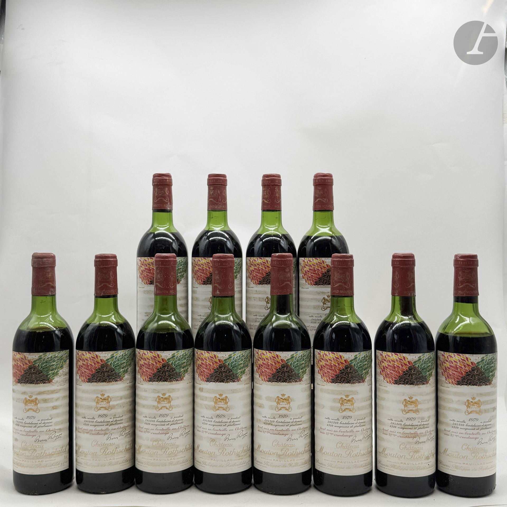 12 B CHÂTEAU MOUTON ROTHSCHILD (Caisse Bois d'origine de 12 sans pavillon supérieur remise à l'acquéreur) (H.E. à B.E.+; e.t.h. dont 2 e.l.a; 1 c.a. bas de jupe), GCC1 Pauillac, 1979