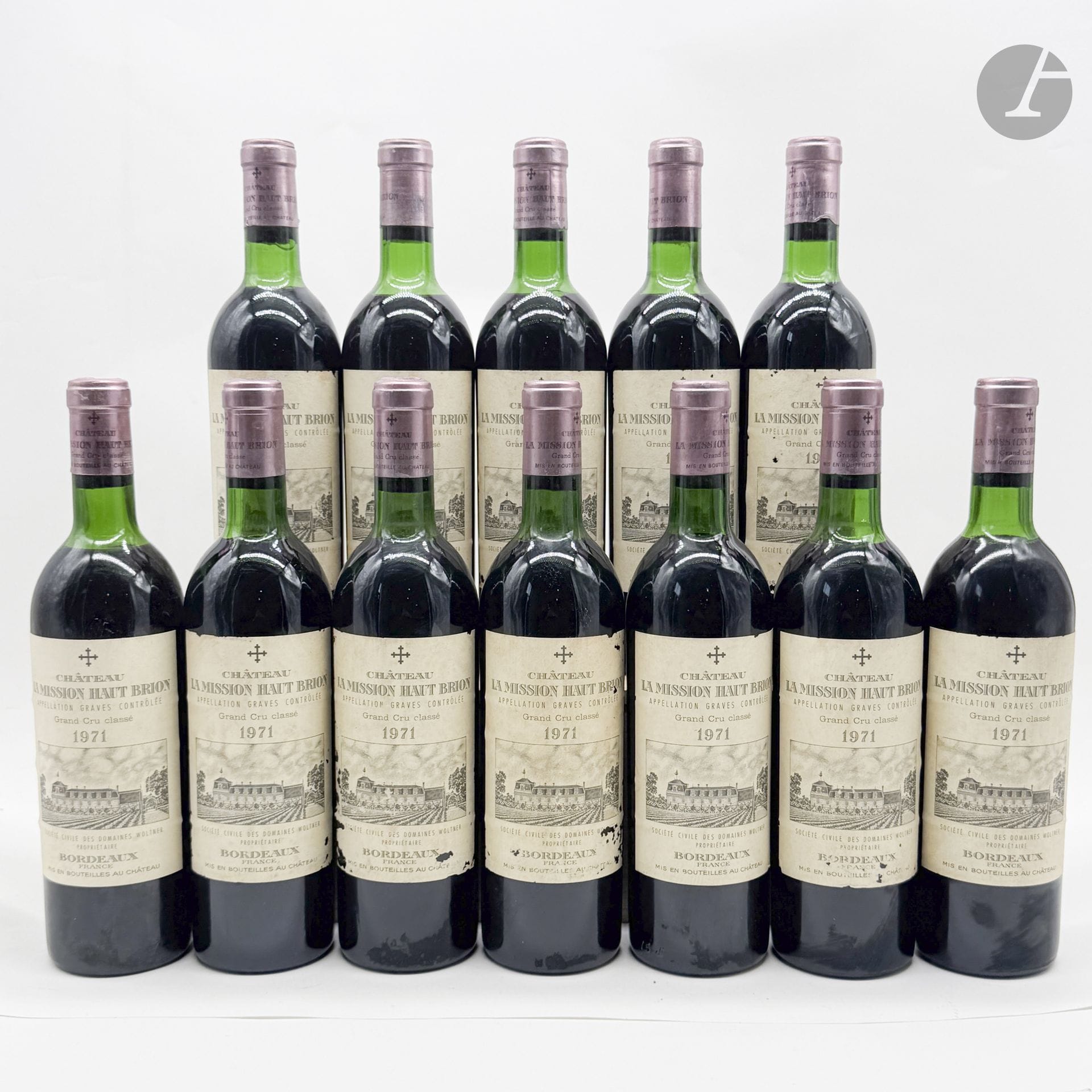 12 B CHÂTEAU LA MISSION HAUT-BRION (Caisse Bois d'origine avec pavillon supérieur abimé) (8 T.L.B; 4 H.E.+; e.t.h. légères à e.t.a.; c.c. légères; 2  c.l.a. légères), CC Graves, 1979