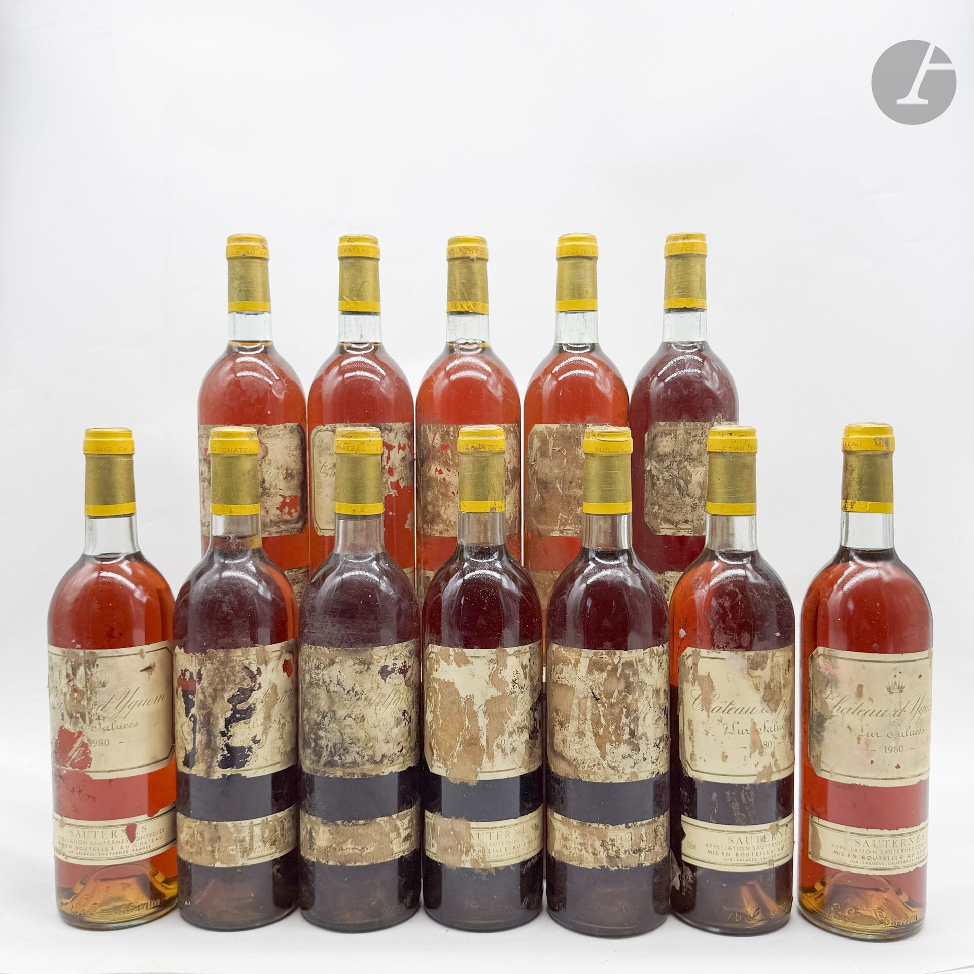 12 B CHÂTEAU D'YQUEM (Caisse Bois d'origine sans pavillon supérieur) (T.L.B.+ ou mieux; e.t.a. avec les millésimes partiellement lisibles ou illisibles; millésimes apparent sur les bouchons; c.s.), C1 Supérieur Sauternes, 1980
