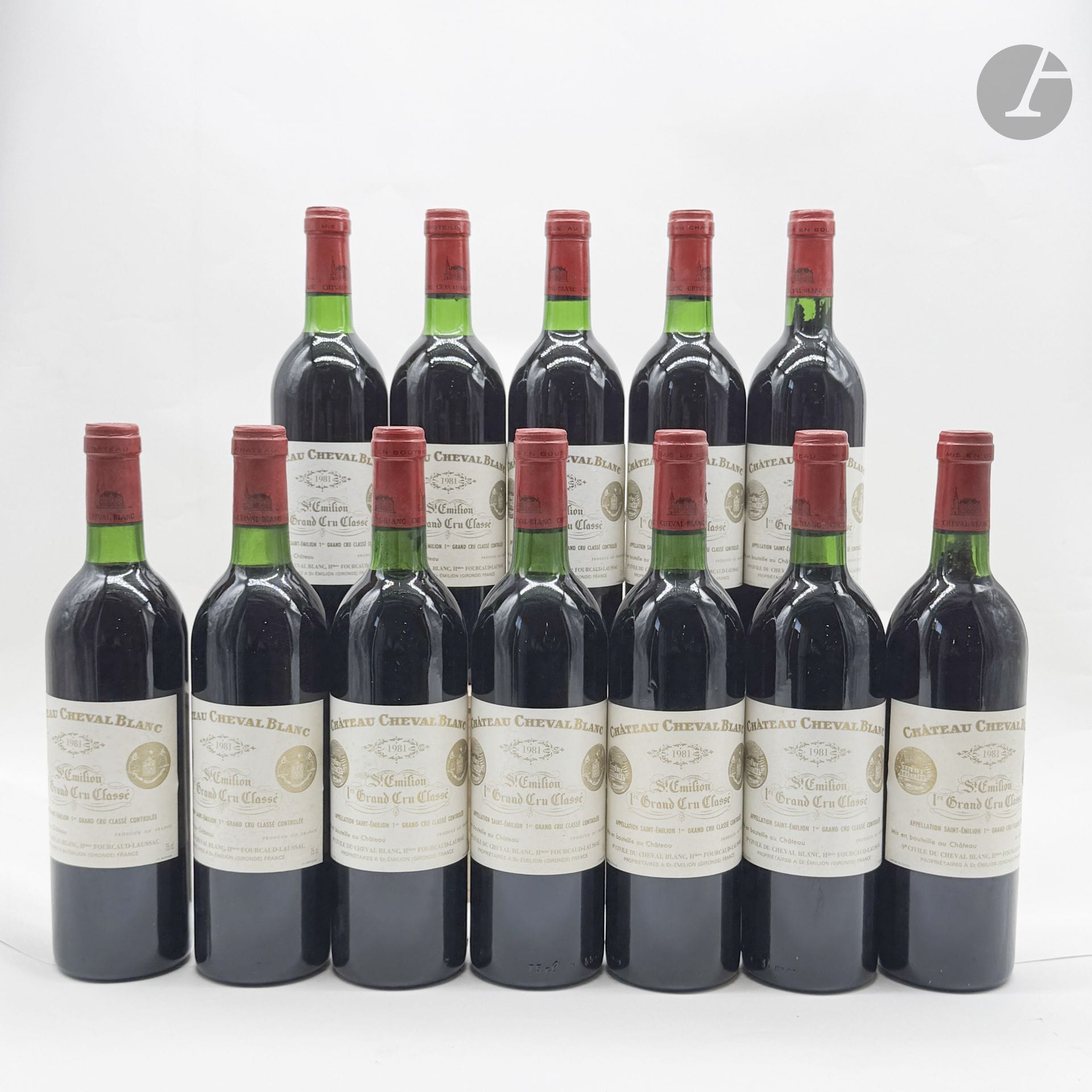 12 B CHÂTEAU CHEVAL BLANC (Caisse Bois d'origine de 12 sans pavillon supérieur) (2 B.G; 10 T.L.B.+; e.t.h. légères), GCC1A Saint-Emilion, 1981