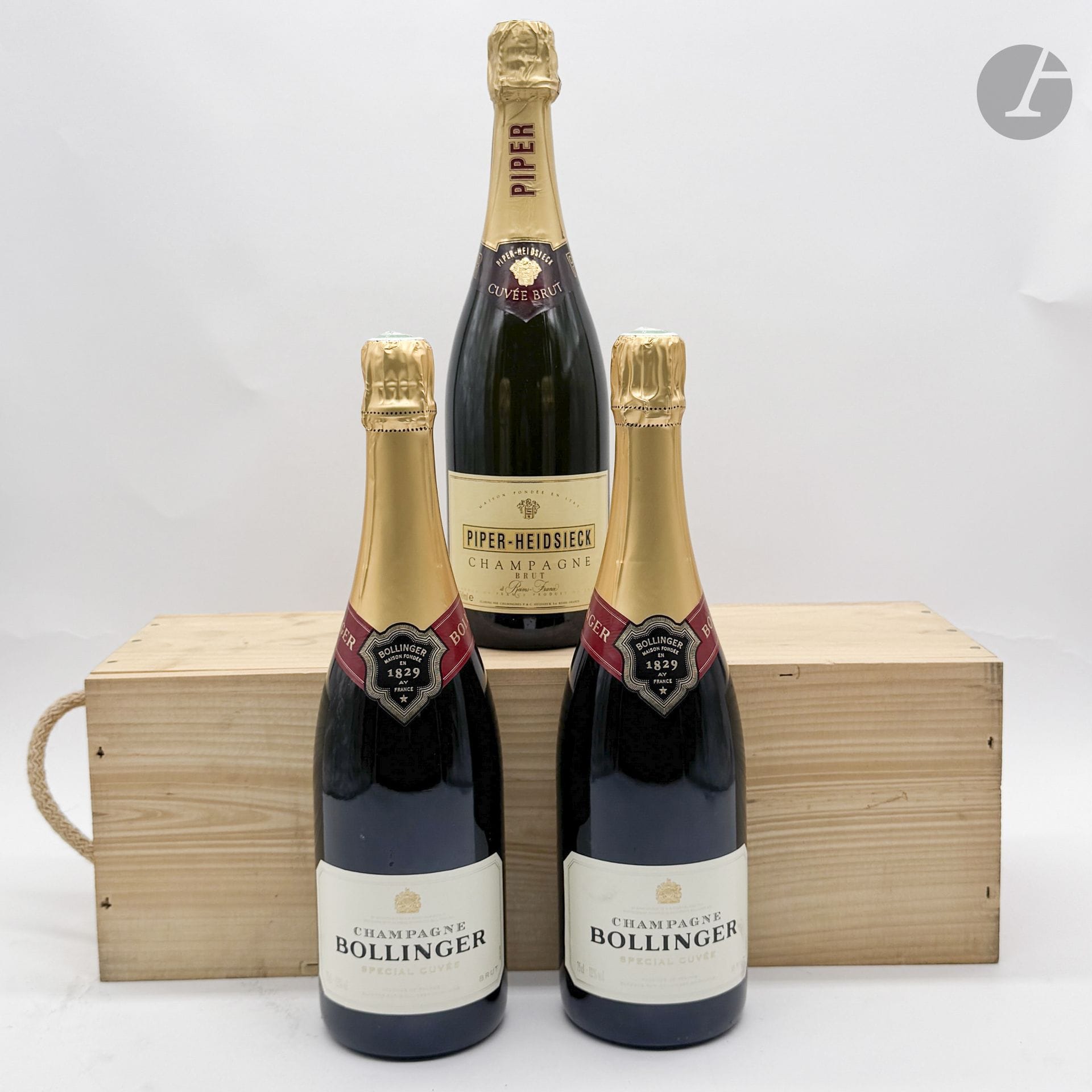 2 B CHAMPAGNE BRUT SPECIAL CUVEE (étui d'origine dont 1 sale), Bollinger, NM
1 B CHAMPAGNE BRUT (étui d'origine), Piper-Heidsieck, NM
